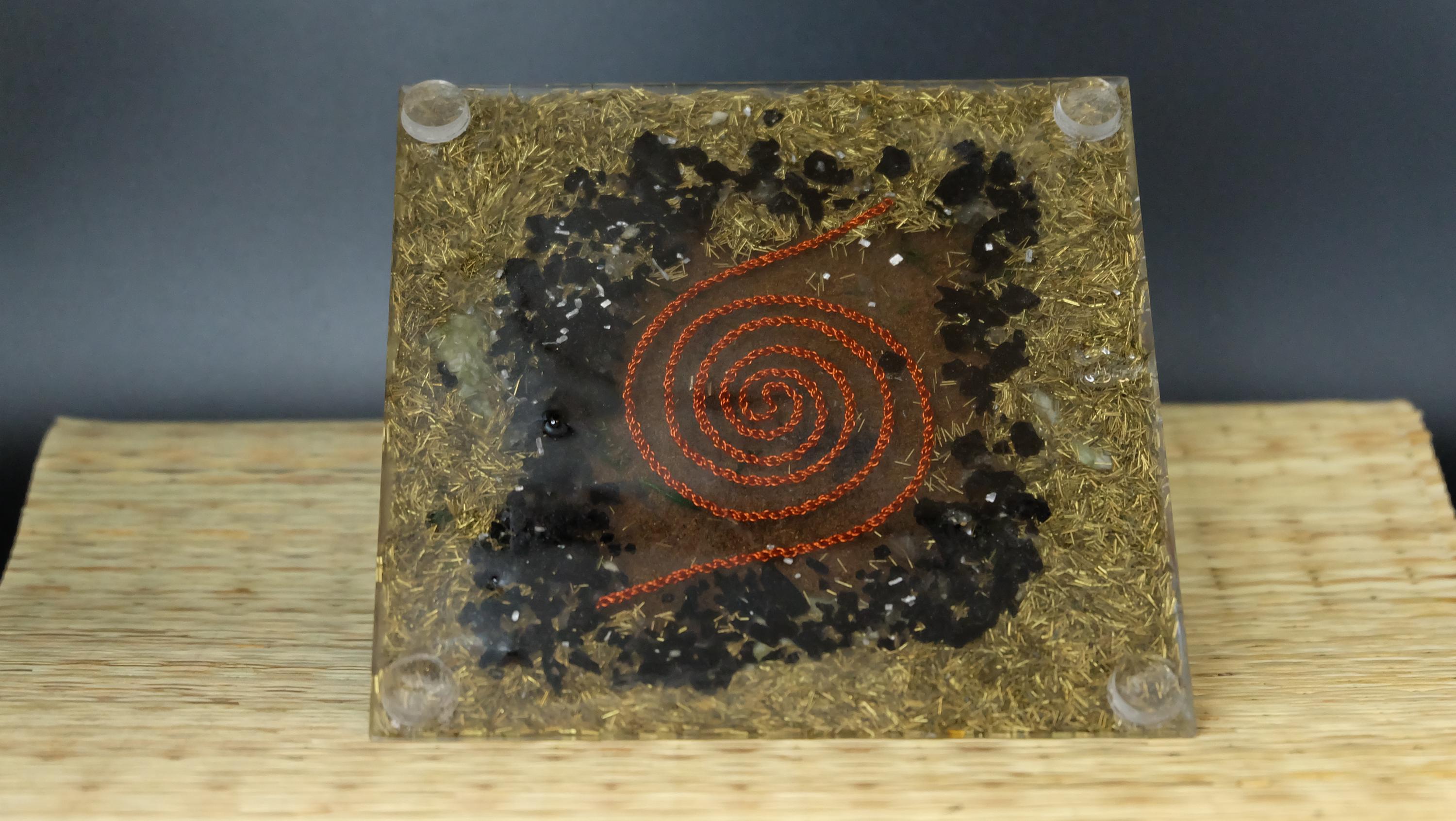 14x14cm Orgonit Pyramide mit echtem Moos Serpentin und Jade Heimdekoration Sammlerstück Unikat Anfertigung aus Deutschland