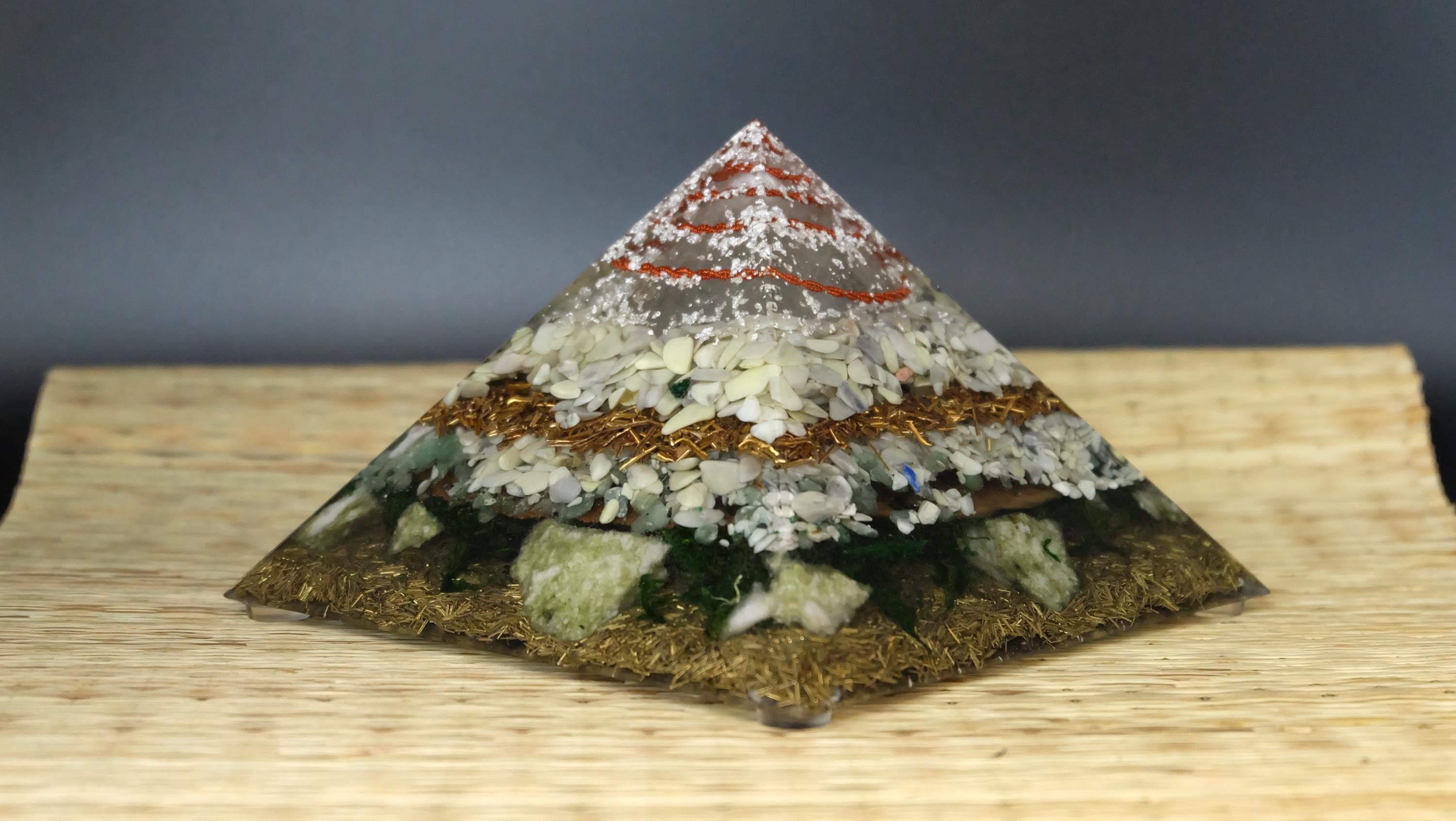 14x14cm Orgonit Pyramide mit echtem Moos Serpentin und Jade Heimdekoration Sammlerstück Unikat Anfertigung aus Deutschland