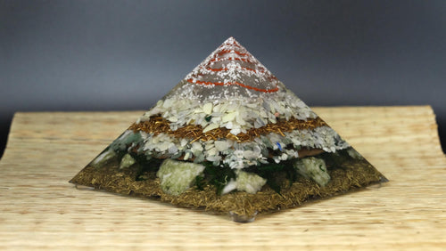 14x14cm Orgonit Pyramide mit echtem Moos Serpentin und Jade Heimdekoration Sammlerstück Unikat Anfertigung aus Deutschland