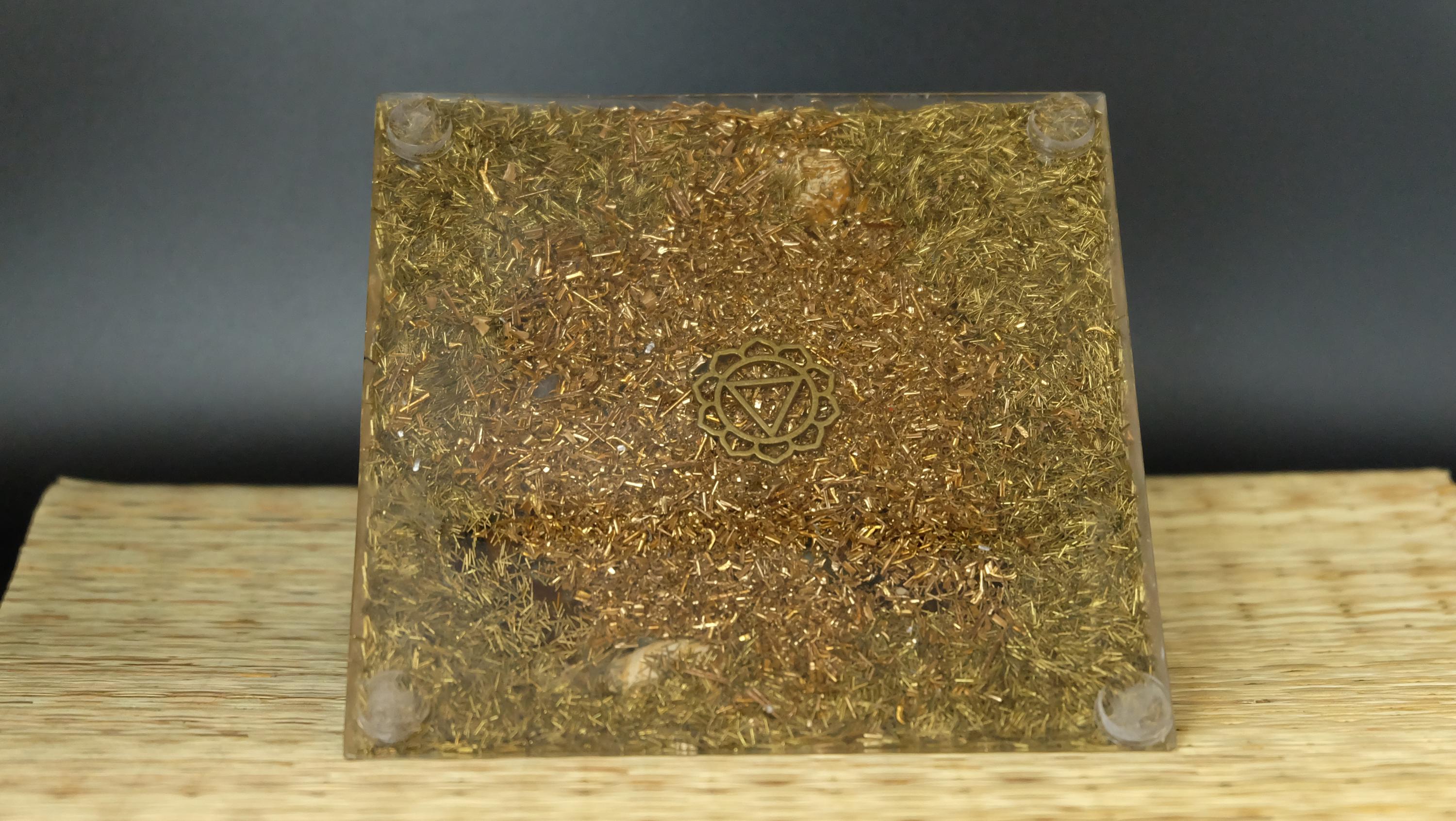 14x14cm Jaspis Orgonit Pyramide mit echtem versteinertem Holz und Bernstein Heimdekoration Sammlerstück Unikat Anfertigung aus Deutschland