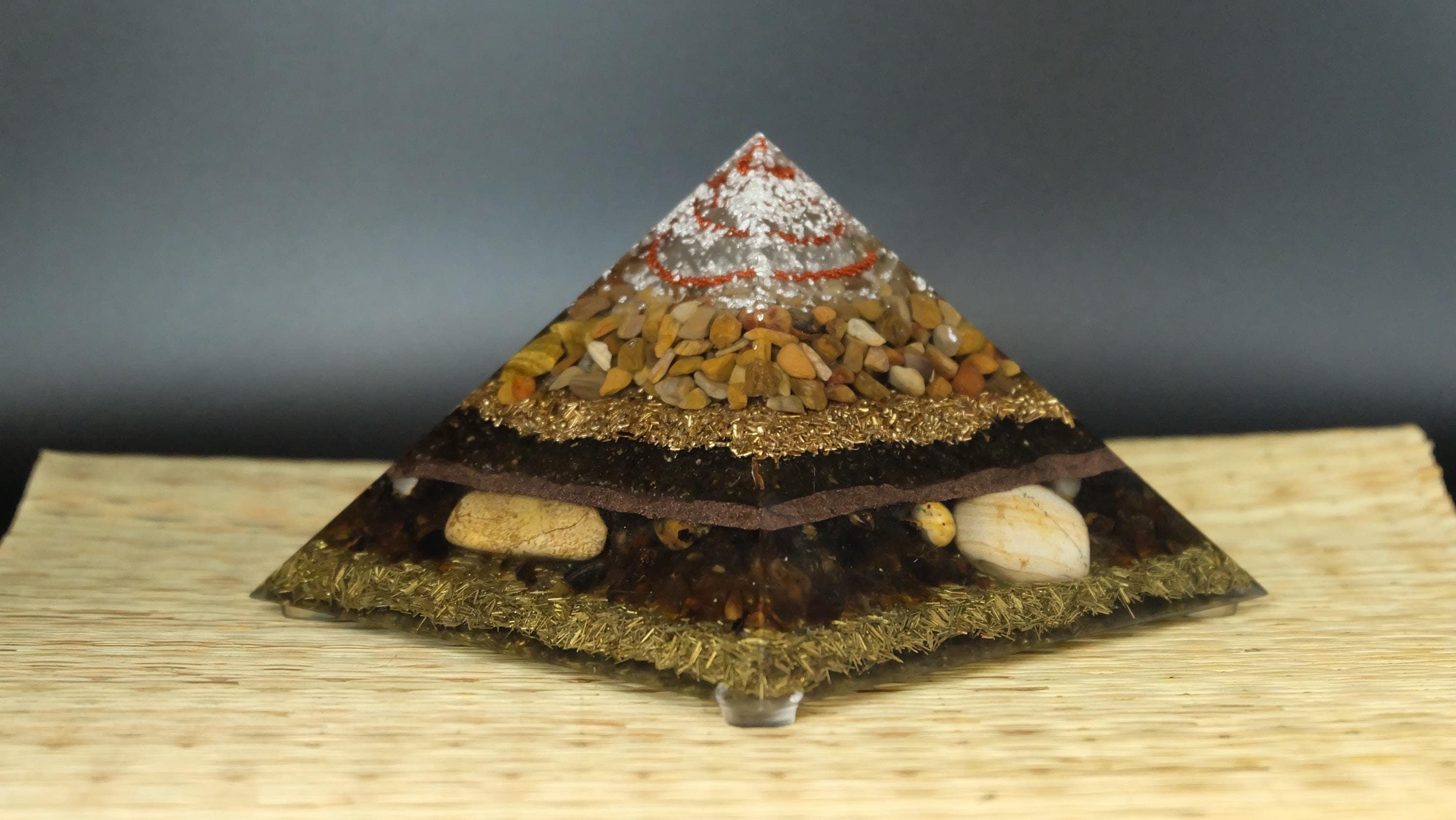 14x14cm Jaspis Orgonit Pyramide mit echtem versteinertem Holz und Bernstein Heimdekoration Sammlerstück Unikat Anfertigung aus Deutschland