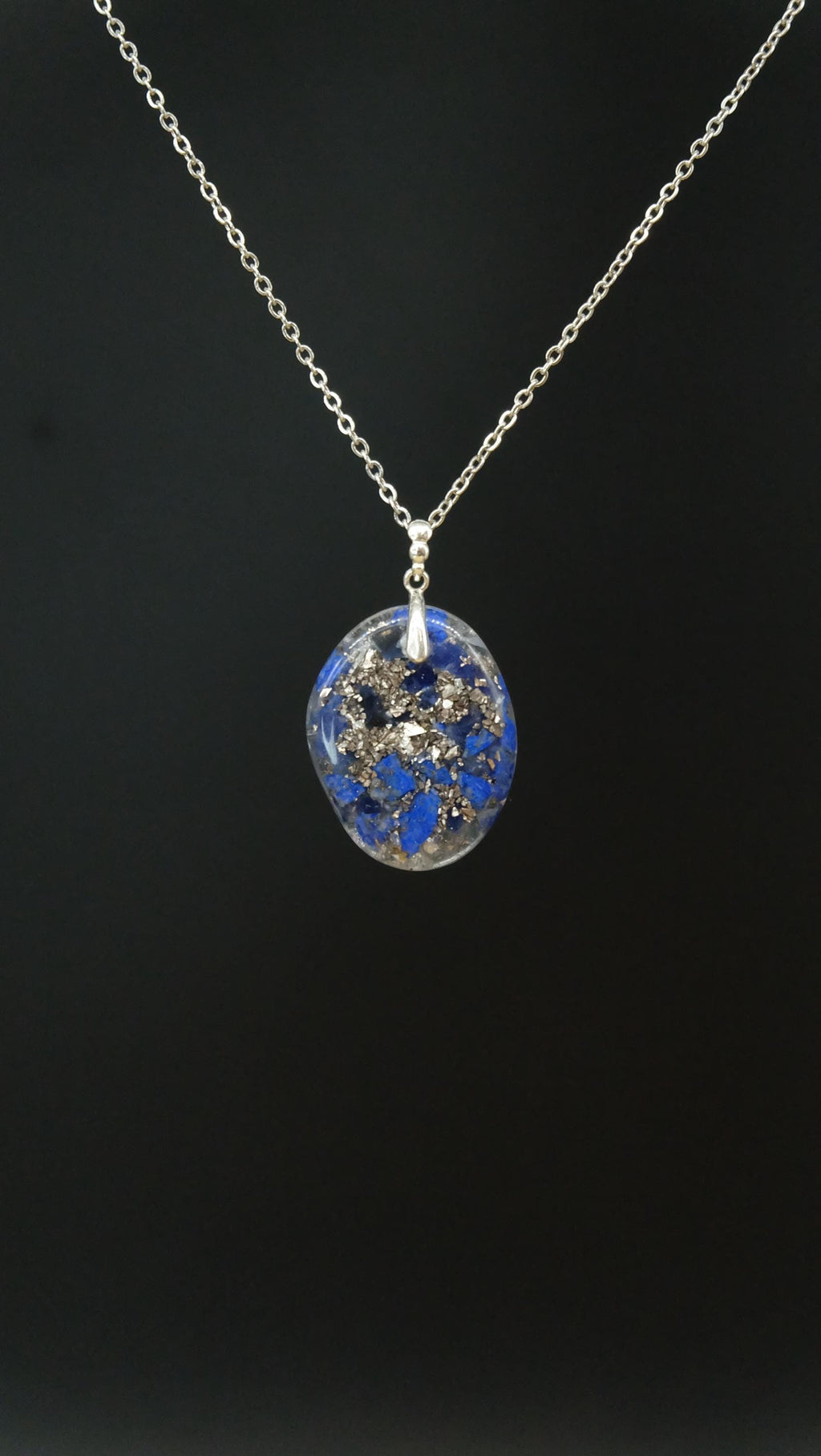 Orgonit Amulett mit Lapislazuli - Kraftvoller Begleiter für Kommunikation Wahrheit und Gerechtigkeitssinn