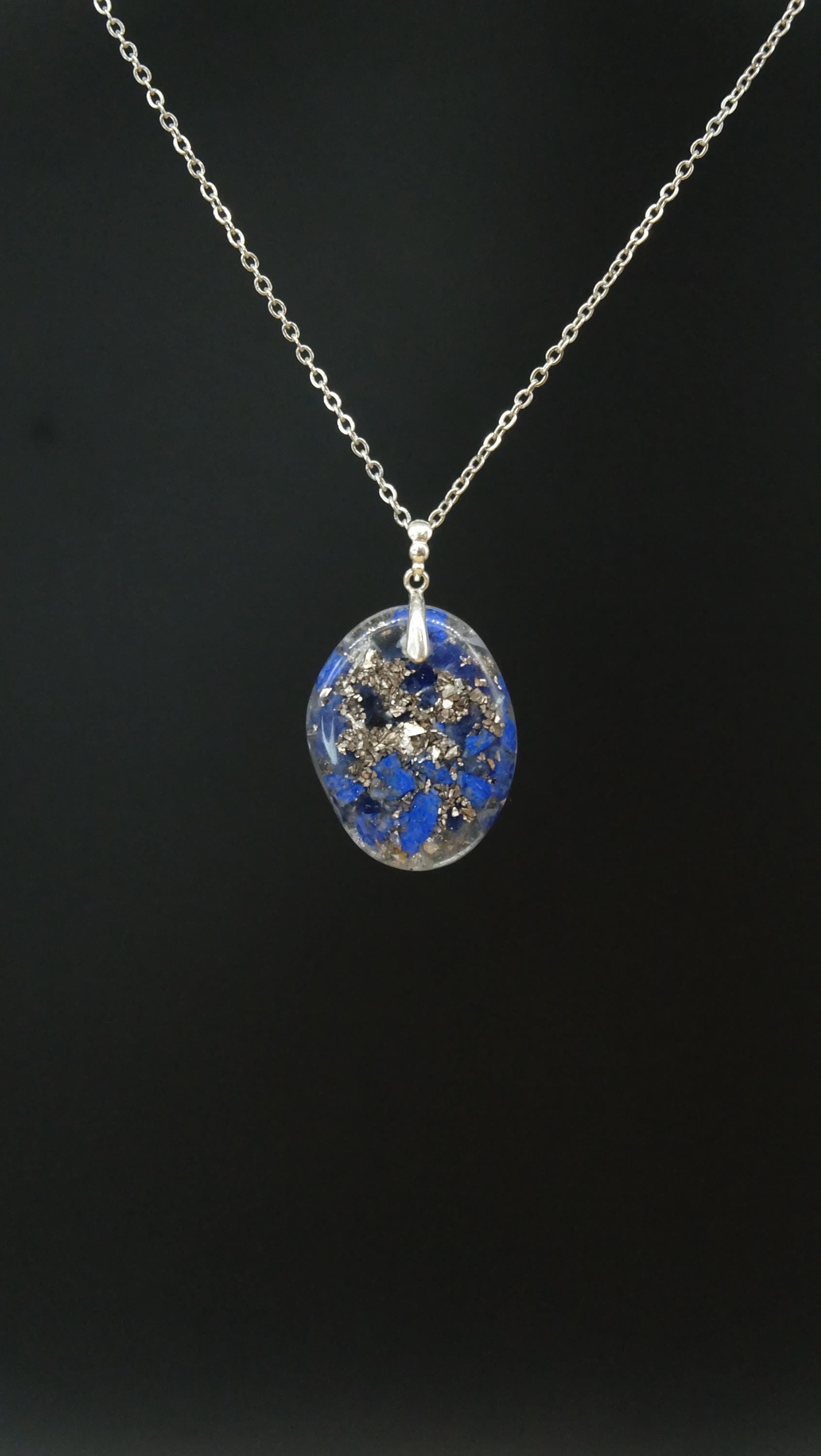 Orgonit Amulett mit Lapislazuli - Kraftvoller Begleiter für Kommunikation Wahrheit und Gerechtigkeitssinn