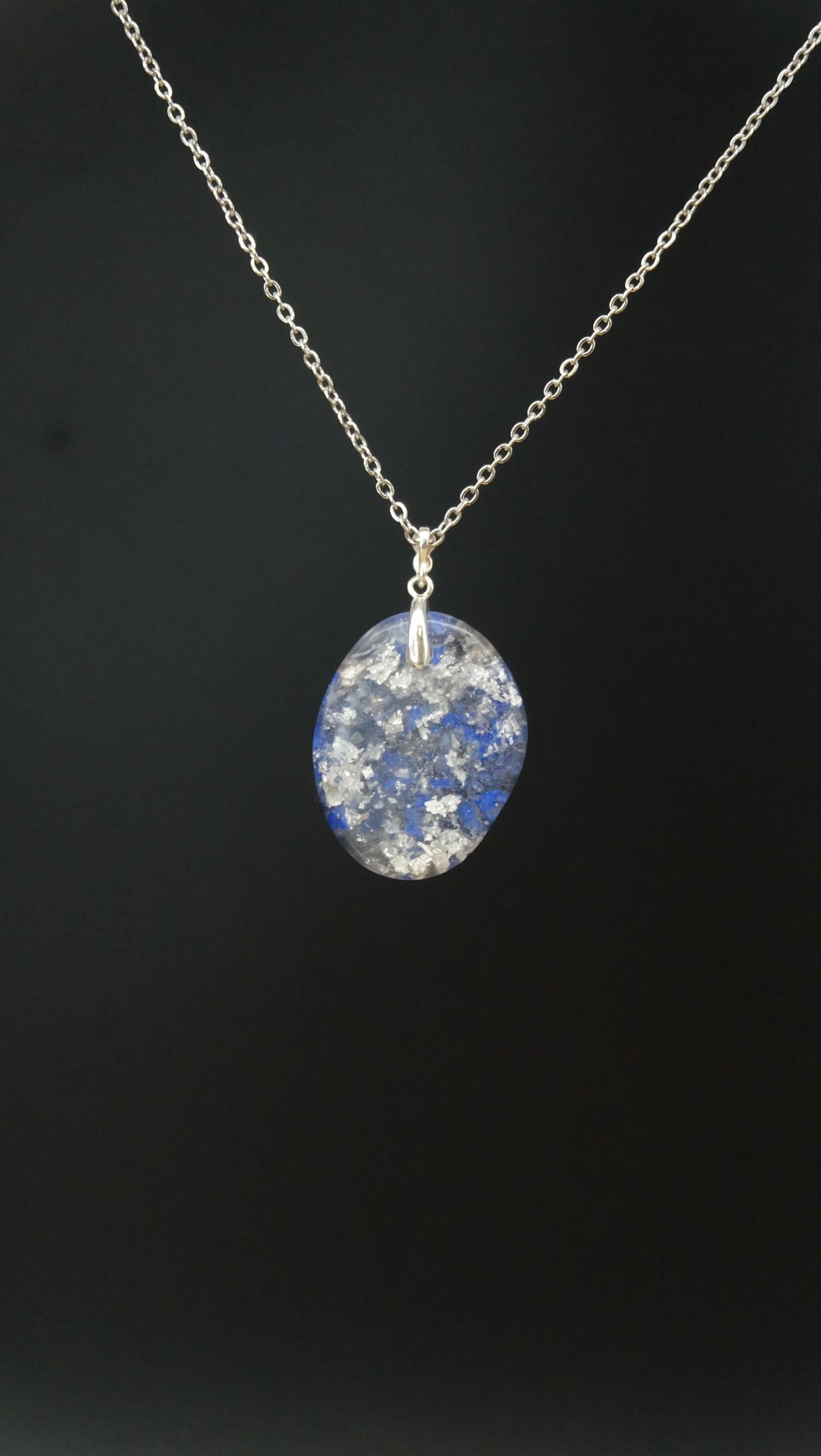 Orgonit Amulett mit Lapislazuli - Kraftvoller Begleiter für Kommunikation Wahrheit und Gerechtigkeitssinn