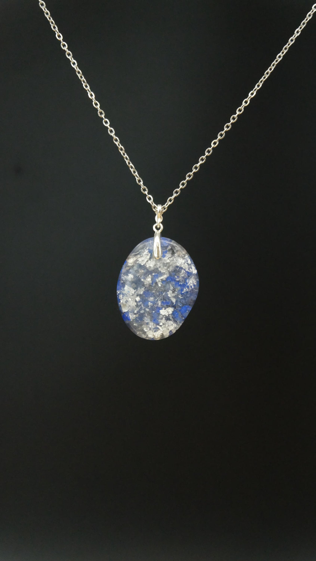 Orgonit Amulett mit Lapislazuli - Kraftvoller Begleiter für Kommunikation Wahrheit und Gerechtigkeitssinn