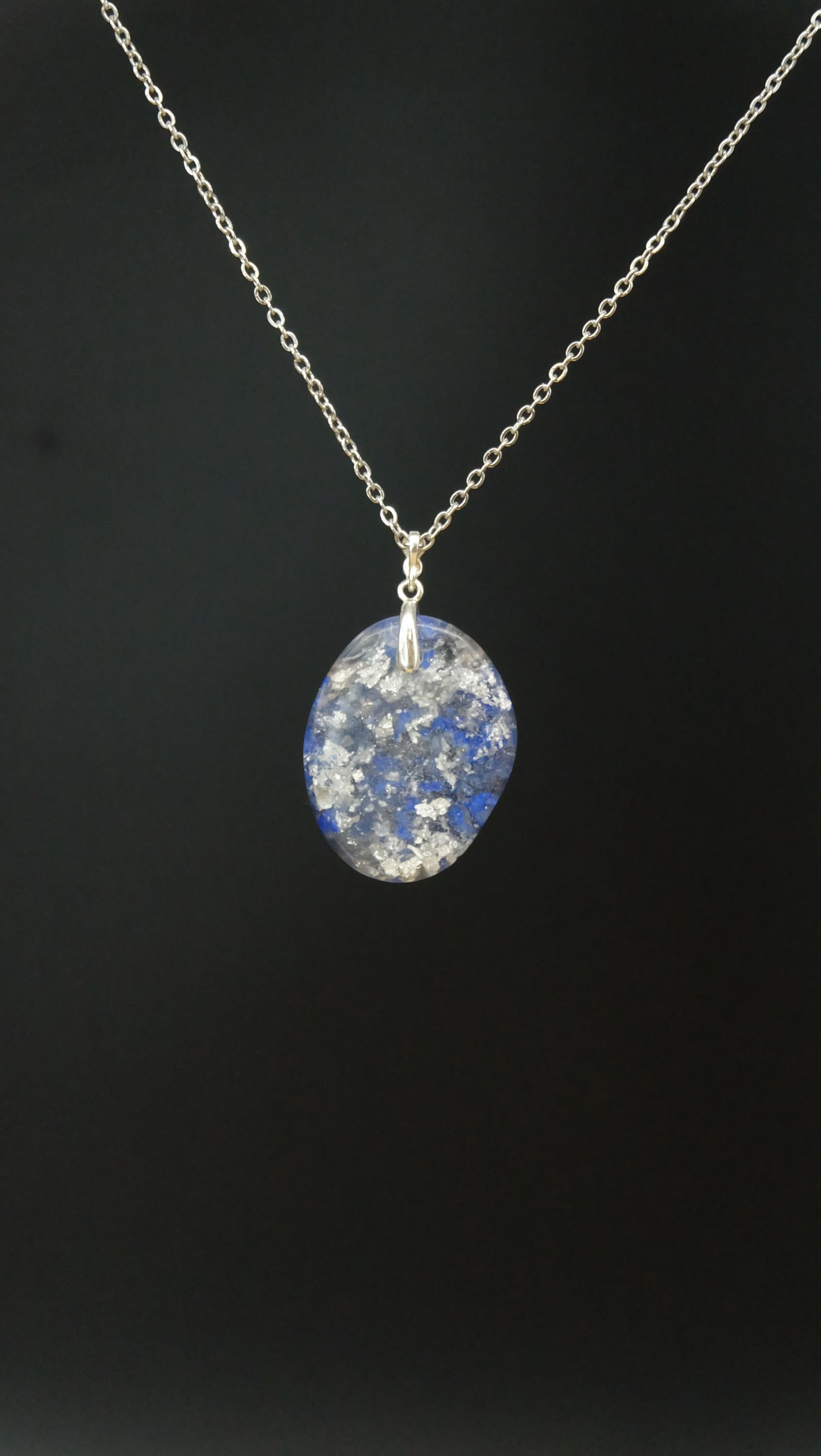 Orgonit Amulett mit Lapislazuli - Kraftvoller Begleiter für Kommunikation Wahrheit und Gerechtigkeitssinn