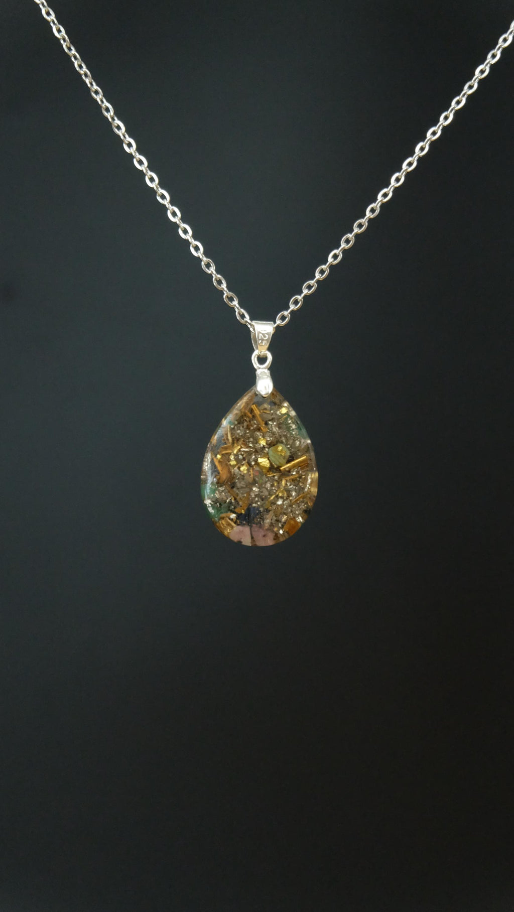 Smaragd Orgonit Tropfenanhänger mit Dumortierit und 925 Sterling Silber Collier - Heilstein Kettenanhänger