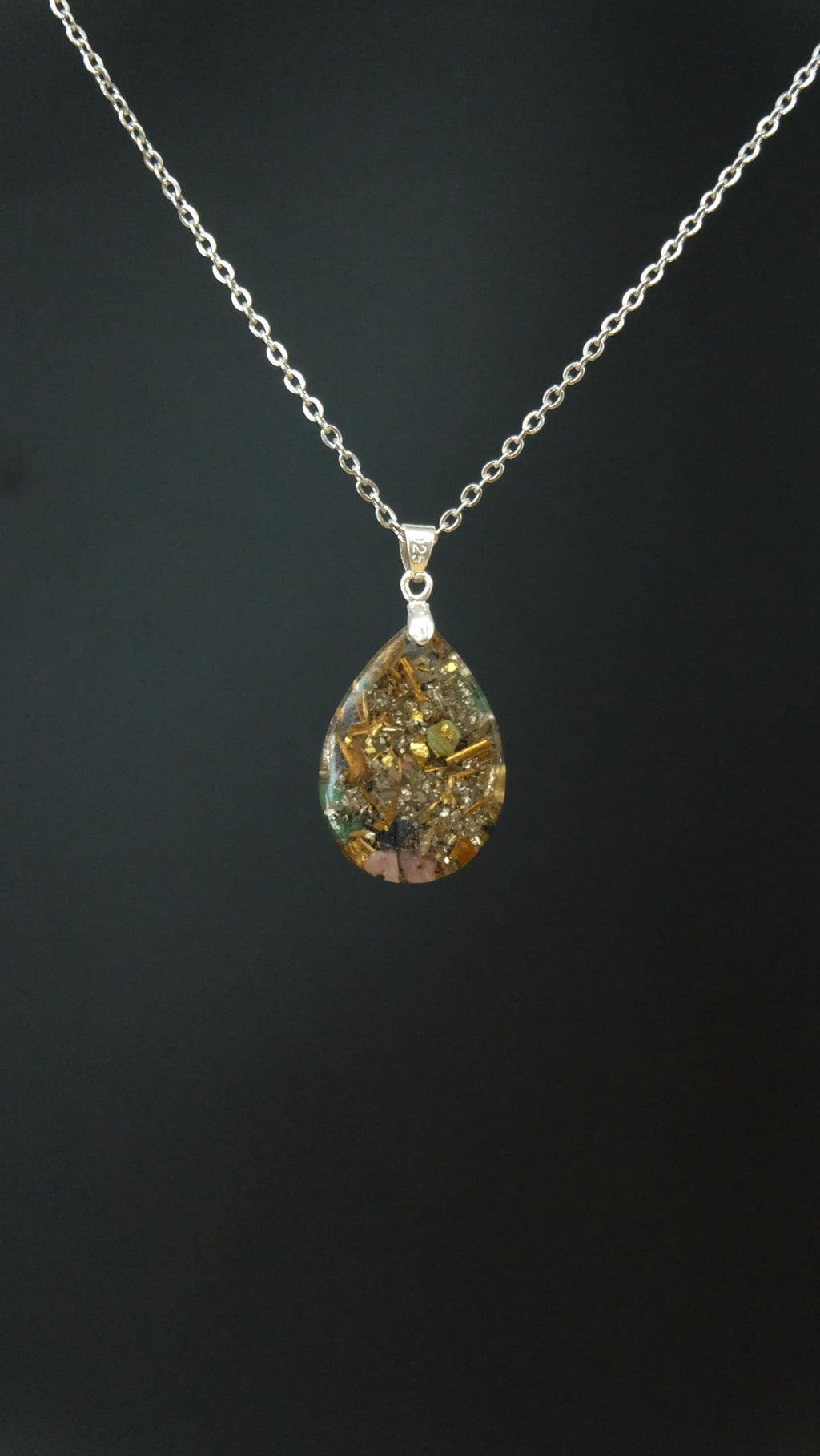 Smaragd Orgonit Tropfenanhänger mit Dumortierit und 925 Sterling Silber Collier - Heilstein Kettenanhänger