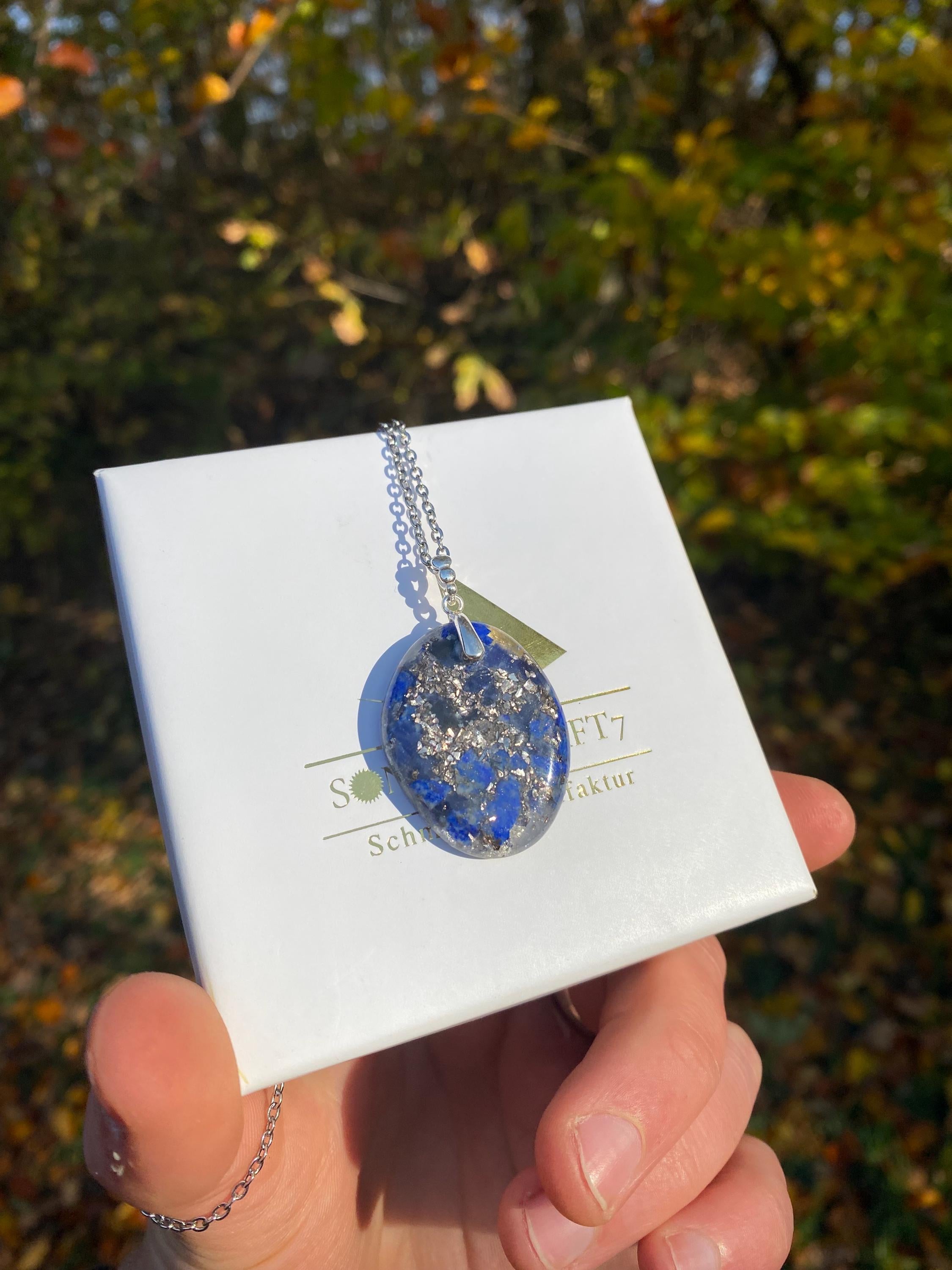 Orgonit Amulett mit Lapislazuli - Kraftvoller Begleiter für Kommunikation Wahrheit und Gerechtigkeitssinn