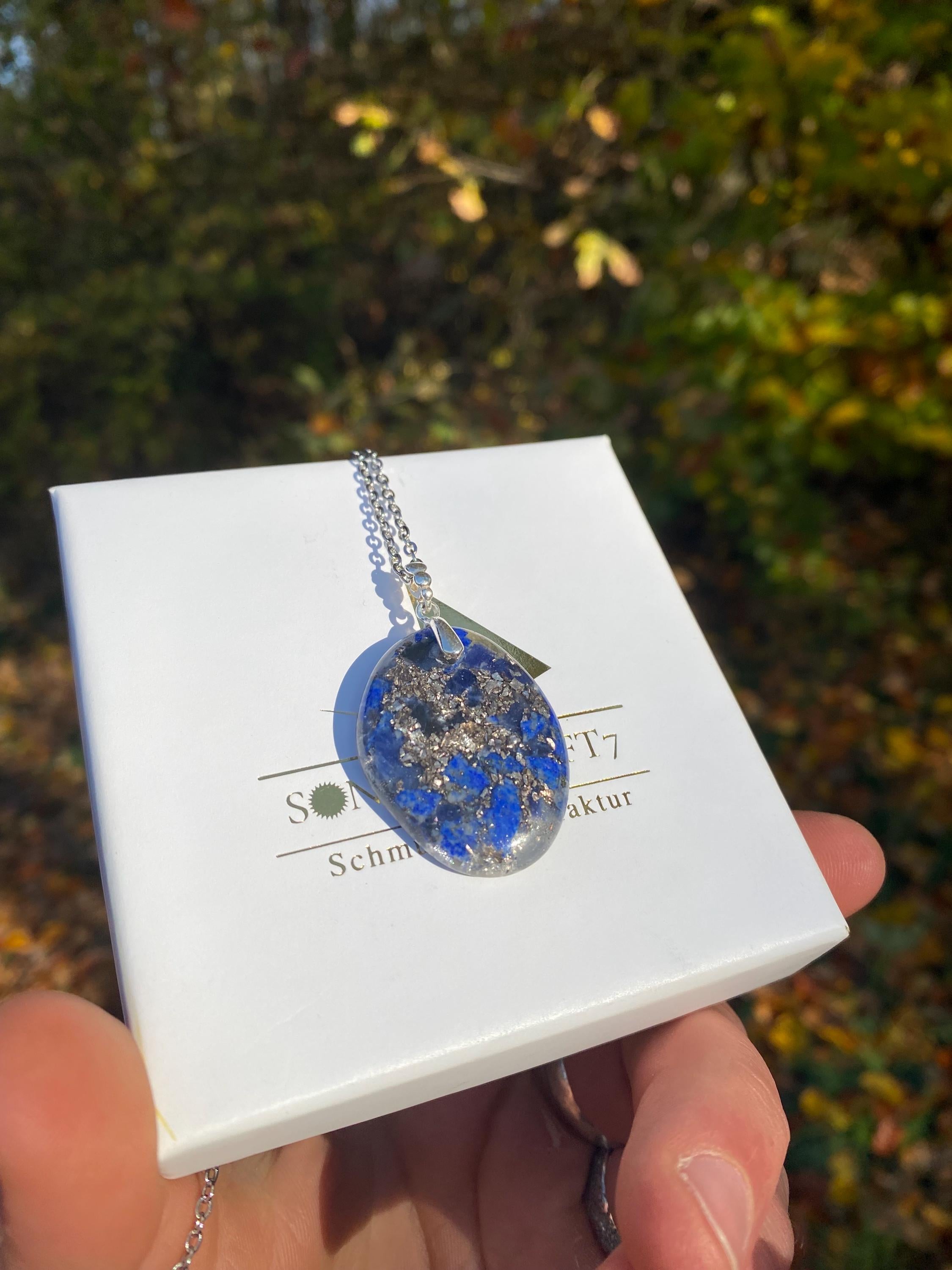 Orgonit Amulett mit Lapislazuli - Kraftvoller Begleiter für Kommunikation Wahrheit und Gerechtigkeitssinn
