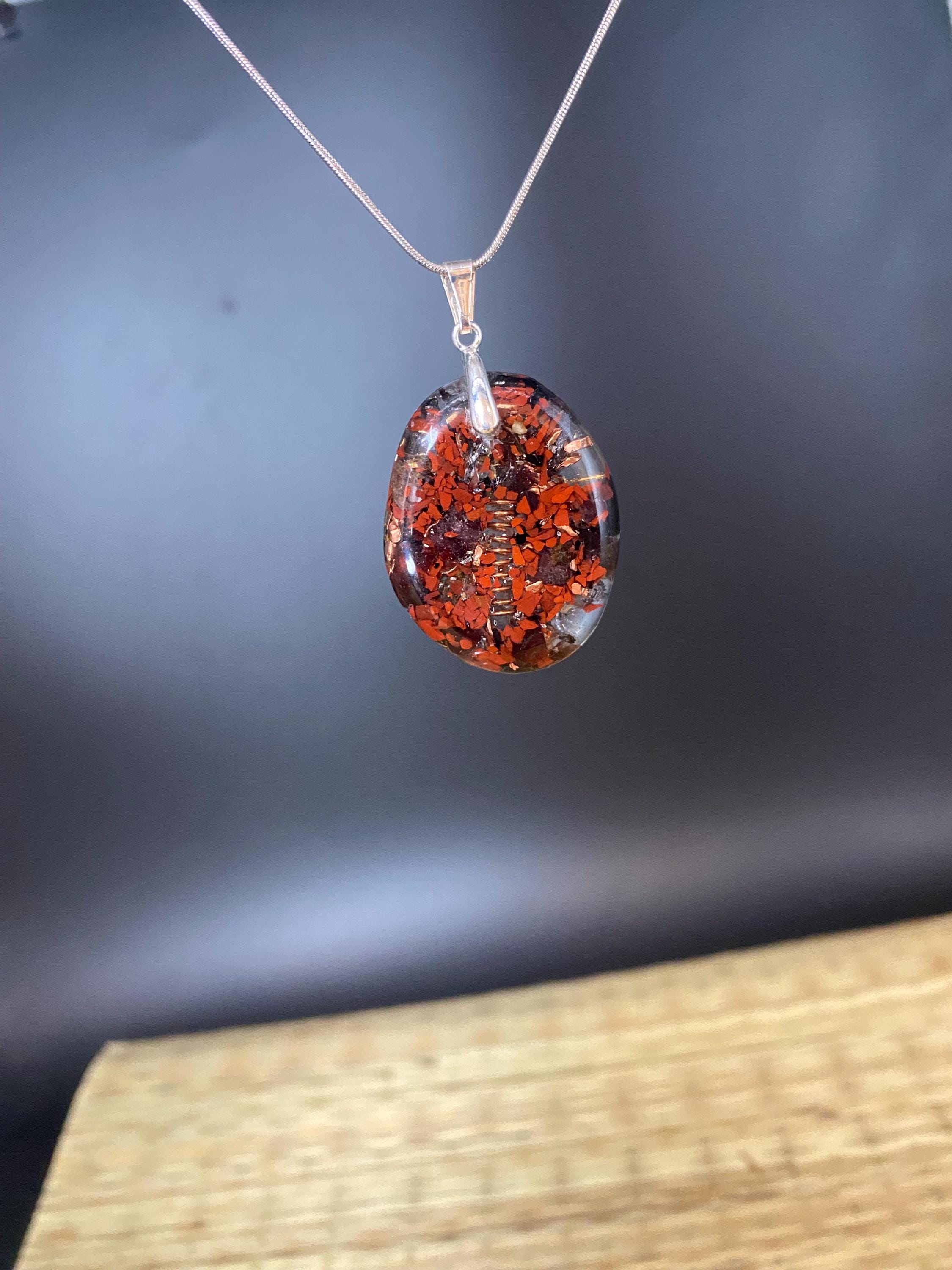 Roter Jaspis Orgonit Amulett mit Granat  - Kraftvoller Begleiter für Tatkraft, Überzeugung und Stärke