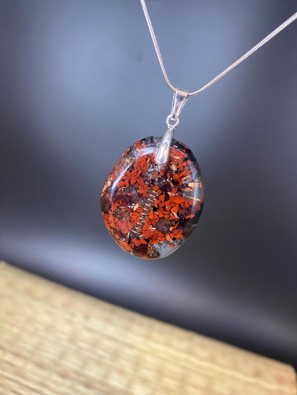 Roter Jaspis Orgonit Amulett mit Granat  - Kraftvoller Begleiter für Tatkraft, Überzeugung und Stärke