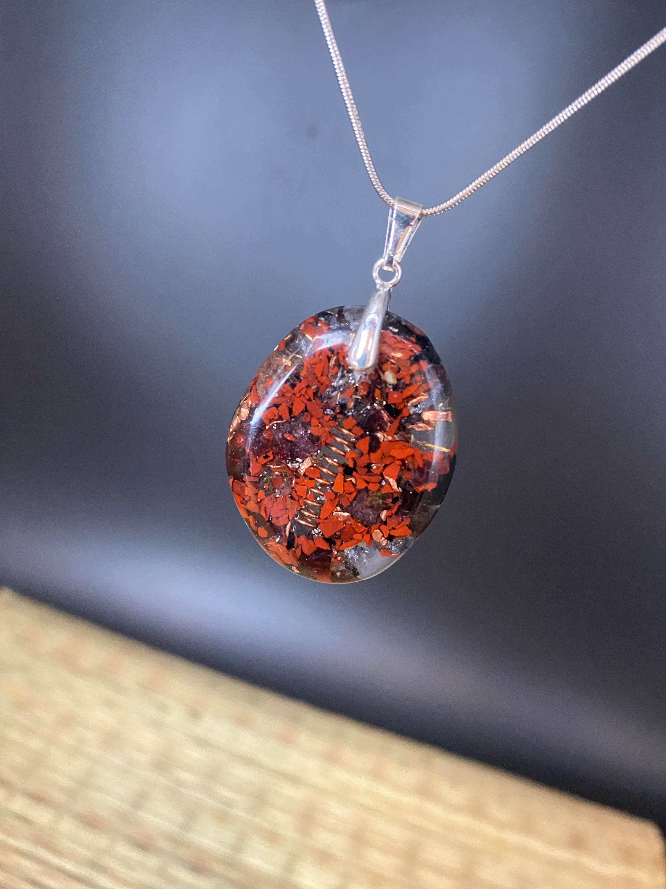 Roter Jaspis Orgonit Amulett mit Granat  - Kraftvoller Begleiter für Tatkraft, Überzeugung und Stärke