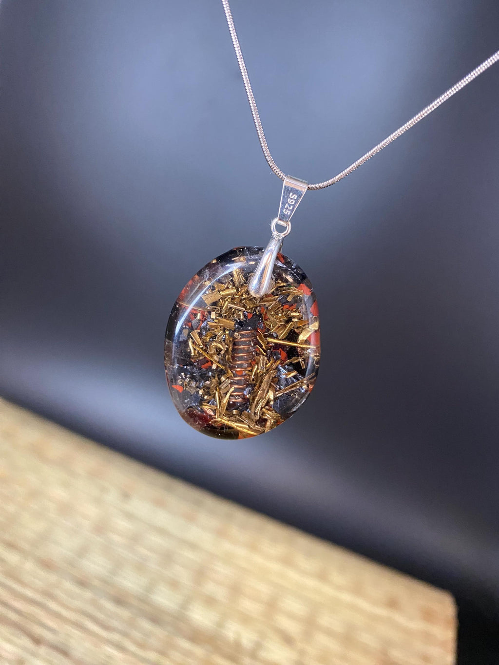 Roter Jaspis Orgonit Amulett mit Granat  - Kraftvoller Begleiter für Tatkraft, Überzeugung und Stärke