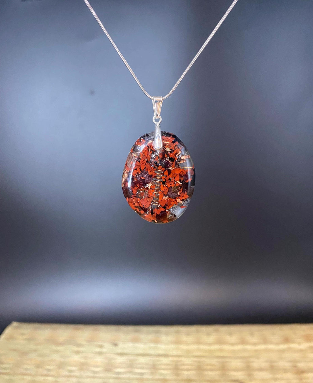 Roter Jaspis Orgonit Amulett mit Granat  - Kraftvoller Begleiter für Tatkraft, Überzeugung und Stärke