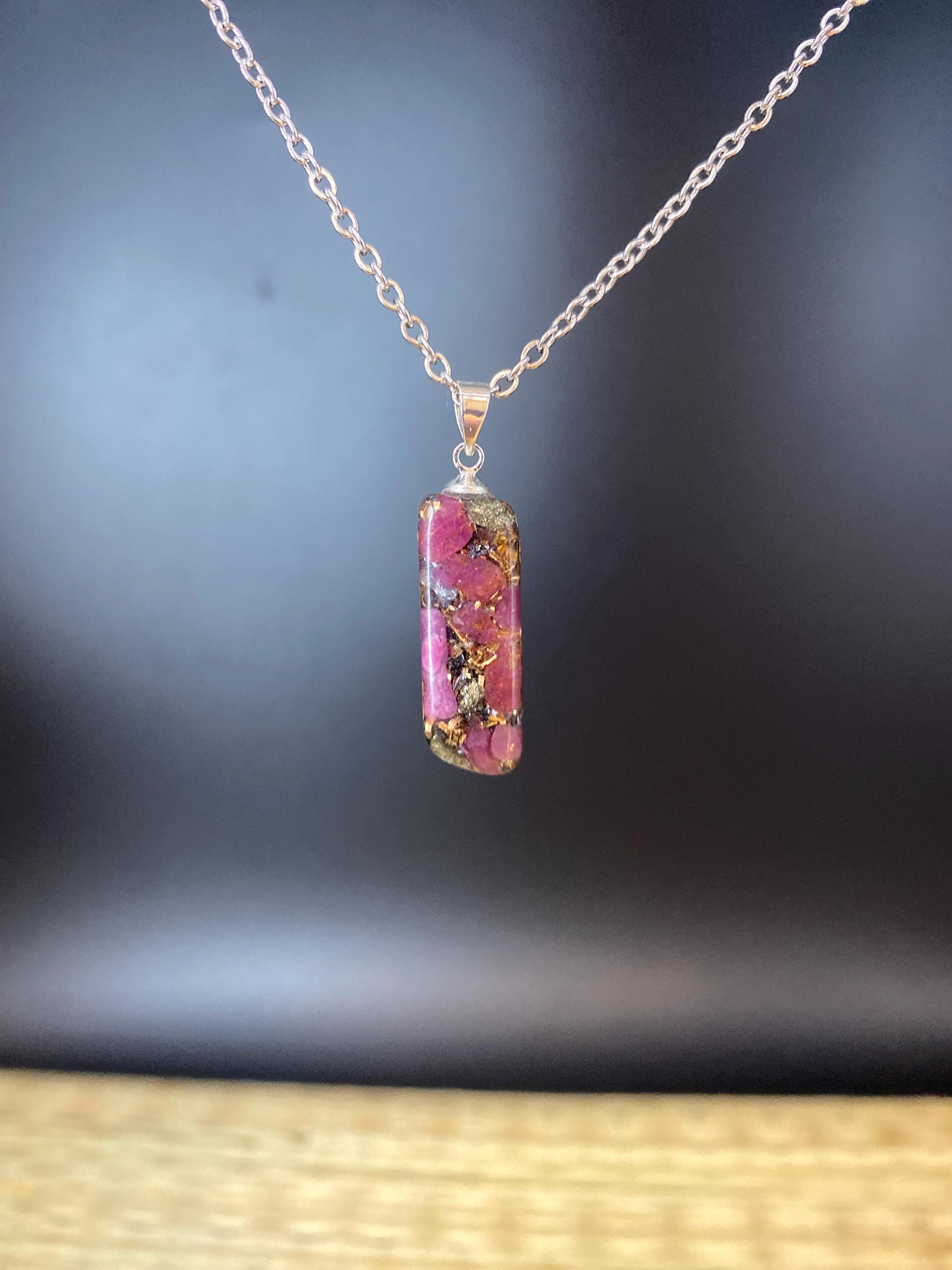 Orgonit Anhänger mit Rubin | Sternzeichen Löwe Schmuck | Spiritueller Schutzanhänger energetisiert & handgemacht