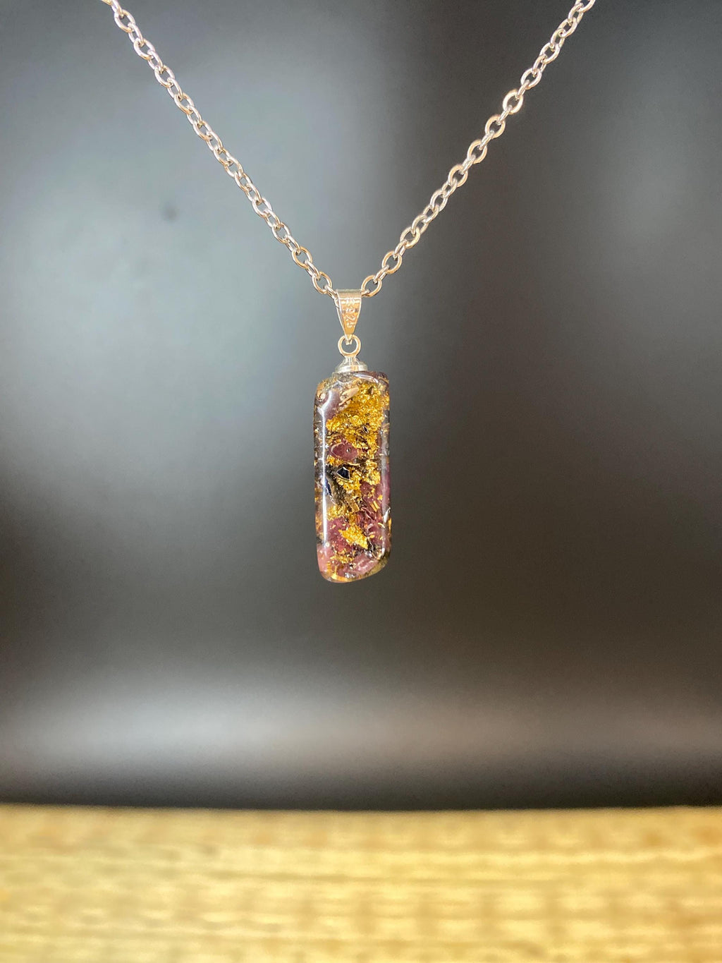 Orgonit Anhänger mit Rubin | Sternzeichen Löwe Schmuck | Spiritueller Schutzanhänger energetisiert & handgemacht