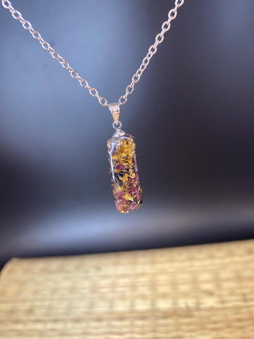 Orgonit Anhänger mit Rubin | Sternzeichen Löwe Schmuck | Spiritueller Schutzanhänger energetisiert & handgemacht