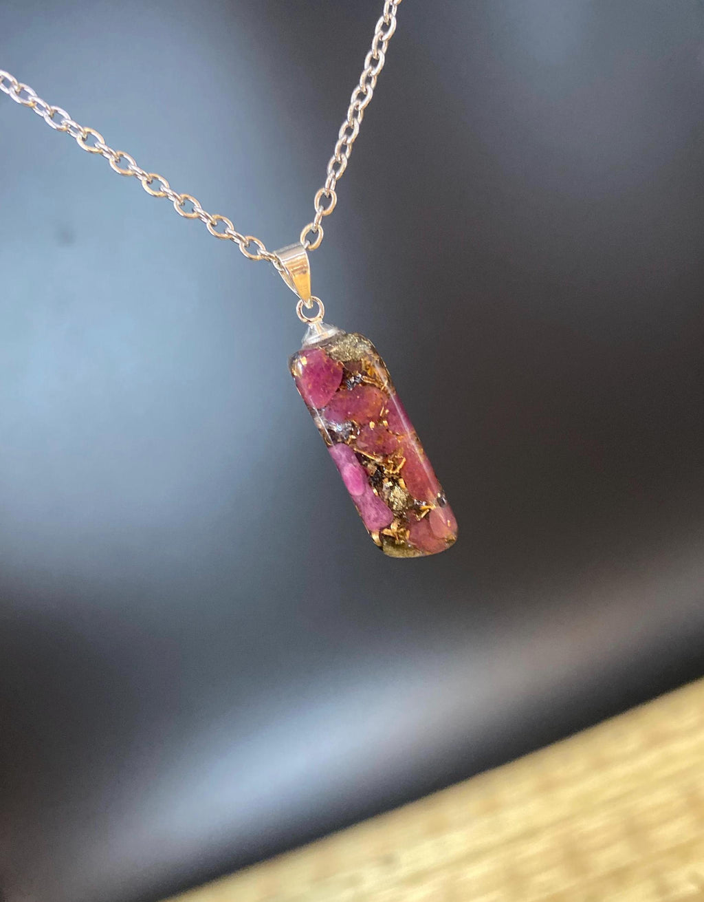 Orgonit Anhänger mit Rubin | Sternzeichen Löwe Schmuck | Spiritueller Schutzanhänger energetisiert & handgemacht