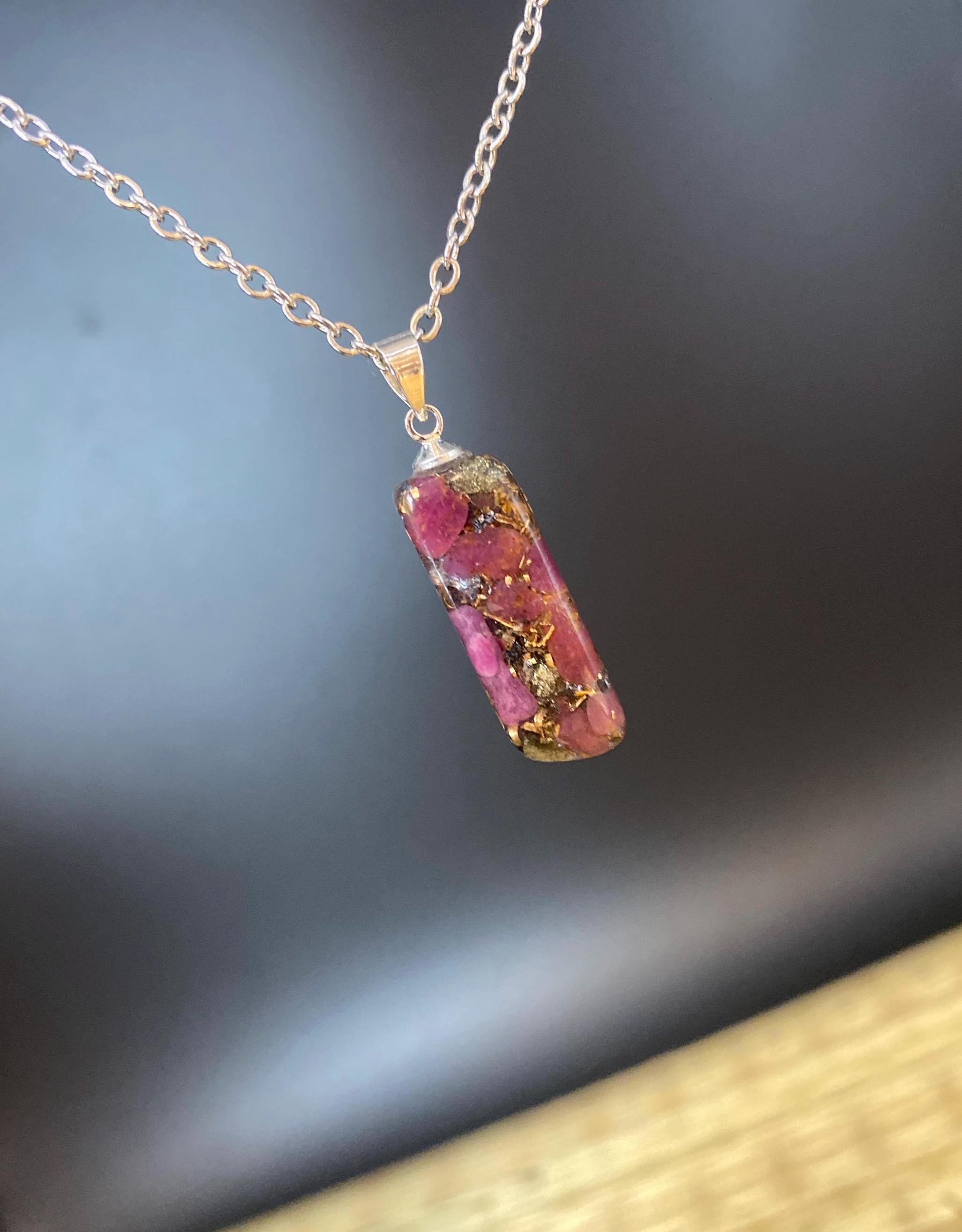 Orgonit Anhänger mit Rubin | Sternzeichen Löwe Schmuck | Spiritueller Schutzanhänger energetisiert & handgemacht