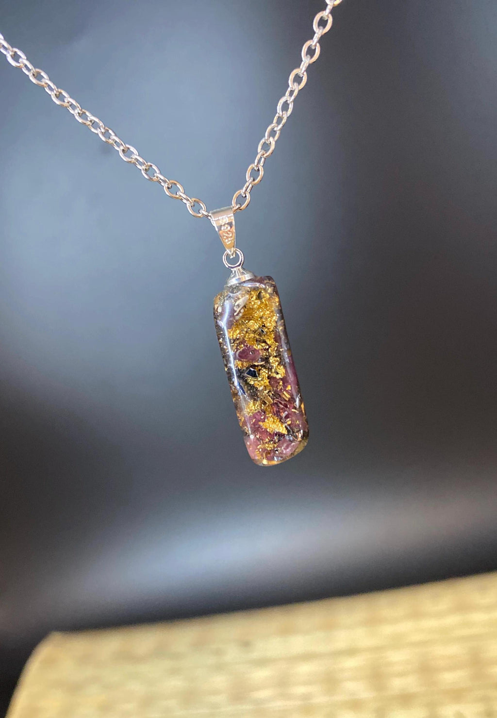 Orgonit Anhänger mit Rubin | Sternzeichen Löwe Schmuck | Spiritueller Schutzanhänger energetisiert & handgemacht