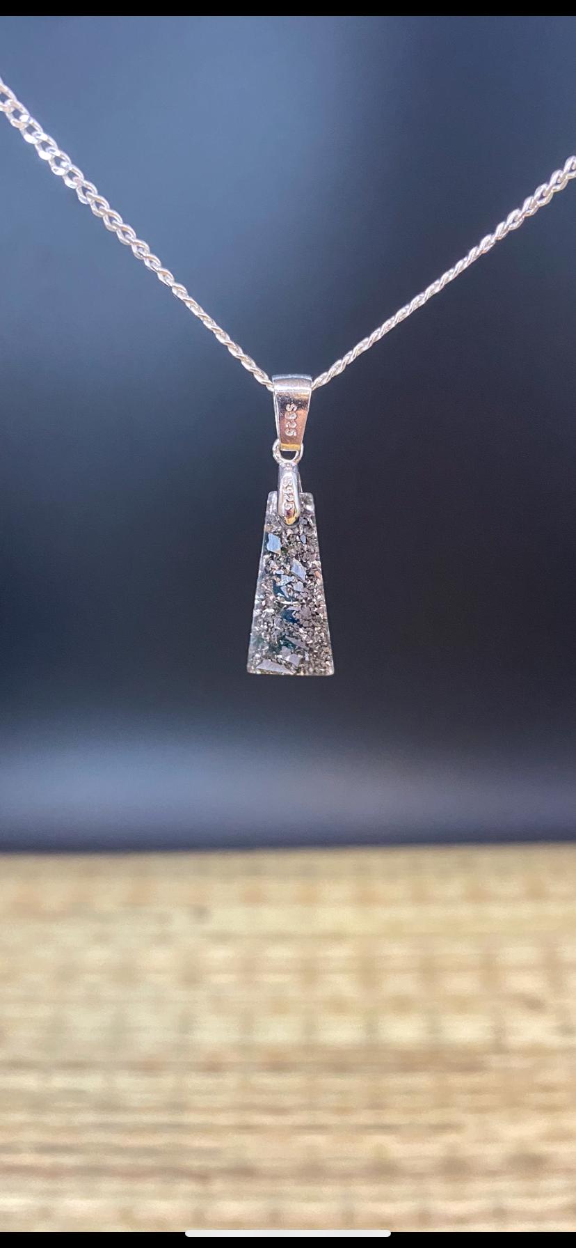 Orgonit Anhänger mit Blauem Turmalin | Sternzeichen Wassermann | Heilstein Kette spirituell & handgemacht