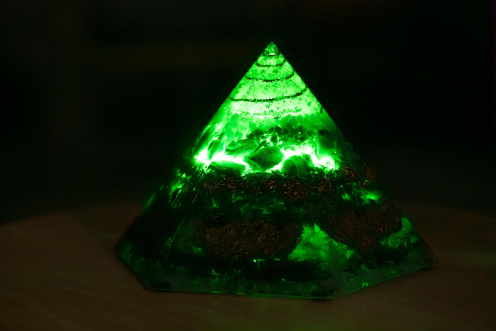 Orgonit Pyramide Nachtlicht mit LED | Handgemachte Energiepyramide mit Bergkristall & Farbwechsellicht | Chakra Deko und Geschenkidee