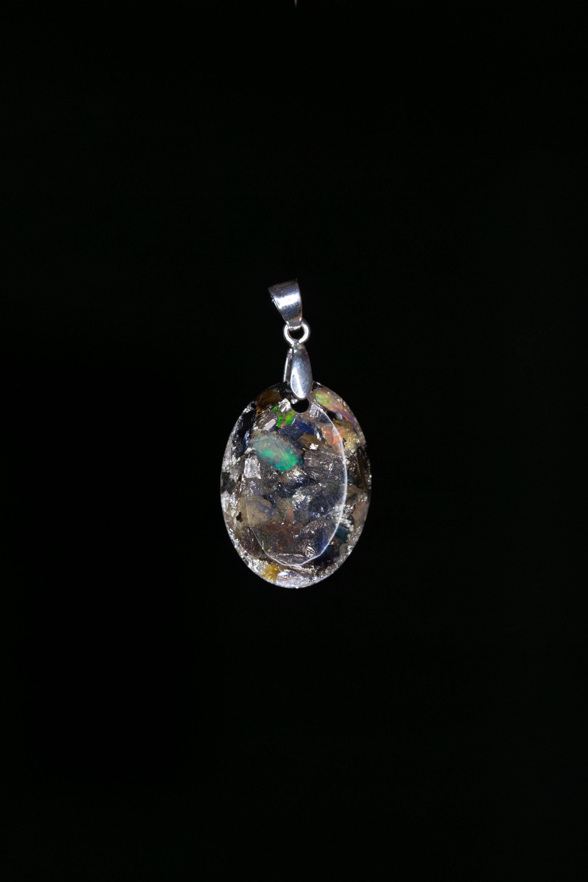 Edles von Hand gefertigtes Tropfenamulett aus Edelopal Blattsilber und Bismuth 925 Sterling Silberkette Versand aus Deutschland