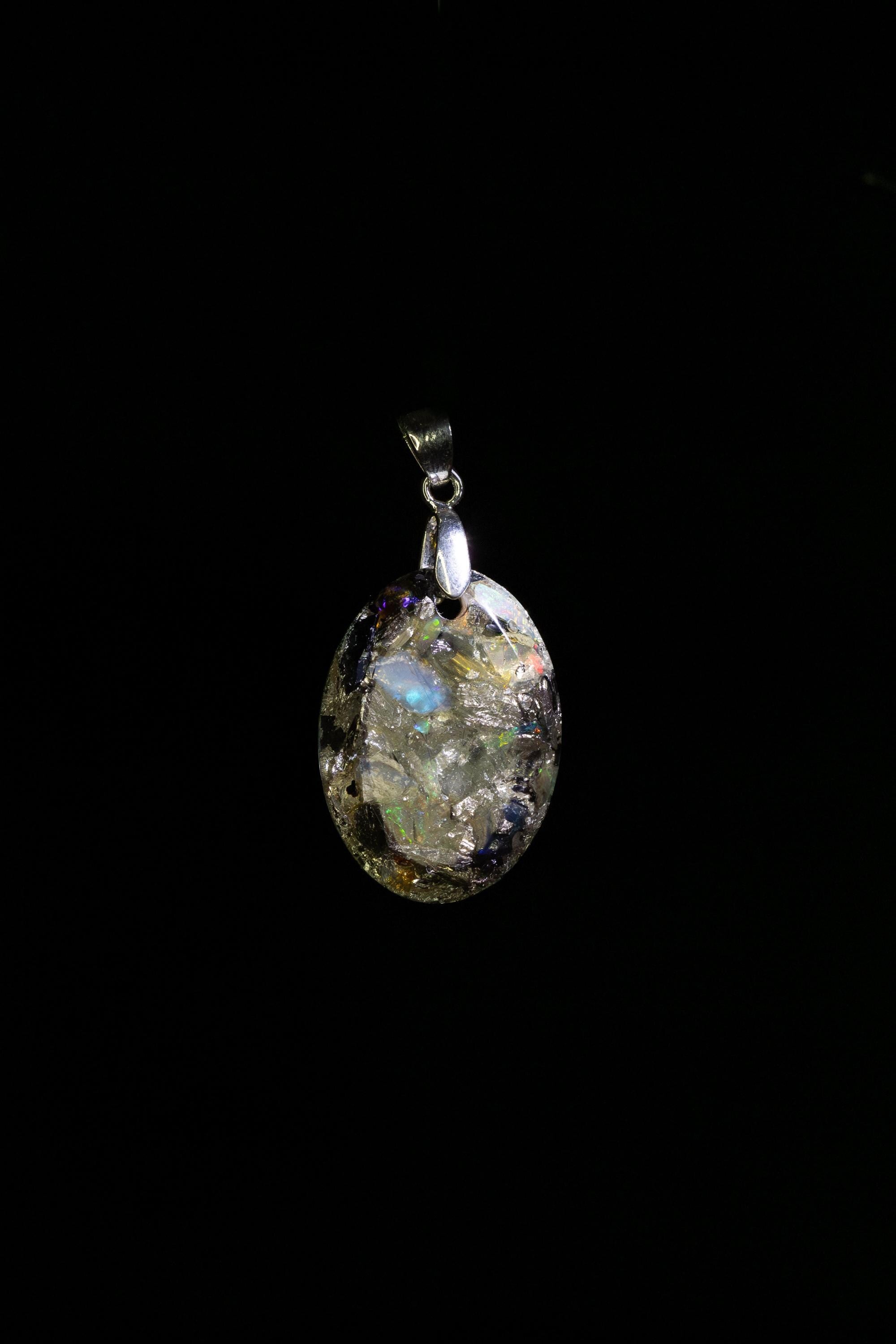 Edles von Hand gefertigtes Tropfenamulett aus Edelopal Blattsilber und Bismuth 925 Sterling Silberkette Versand aus Deutschland