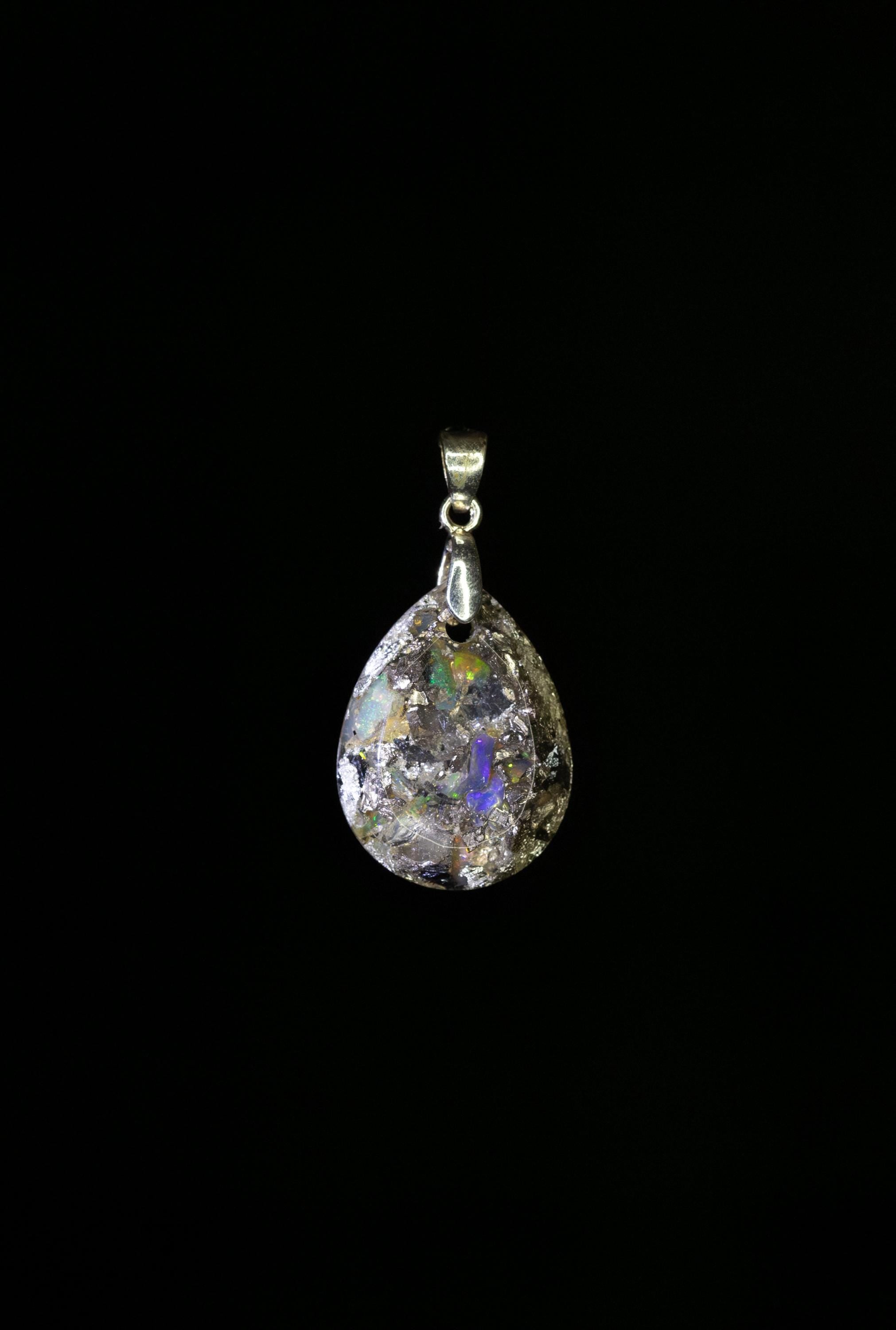Edles von Hand gefertigtes Tropfenamulett aus Edelopal Blattsilber und Bismuth 925 Sterling Silberkette Versand aus Deutschland