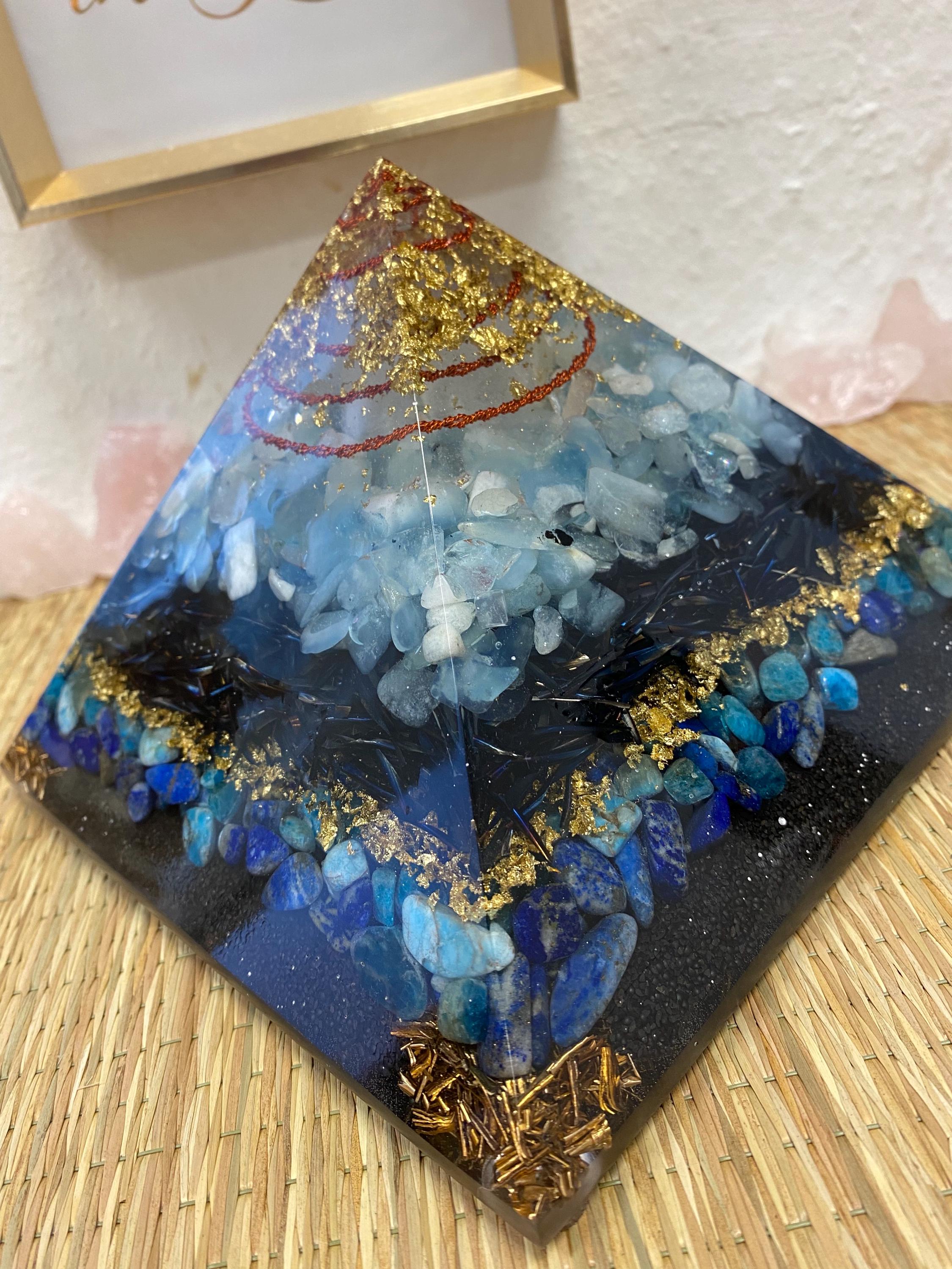 Mega Orgonit Pyramide 18 cm | Handgemacht mit Edelsteinen & Metall | Chakrapyramide für Energiearbeit und spirituelle Raumreinigung