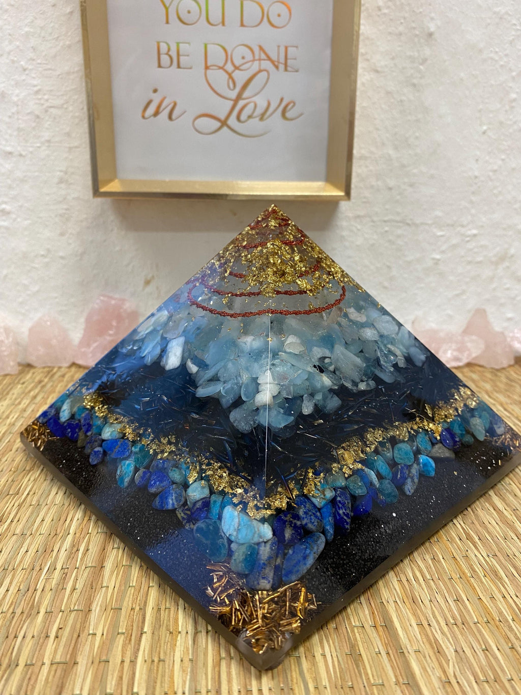 Mega Orgonit Pyramide 18 cm | Handgemacht mit Edelsteinen & Metall | Chakrapyramide für Energiearbeit und spirituelle Raumreinigung