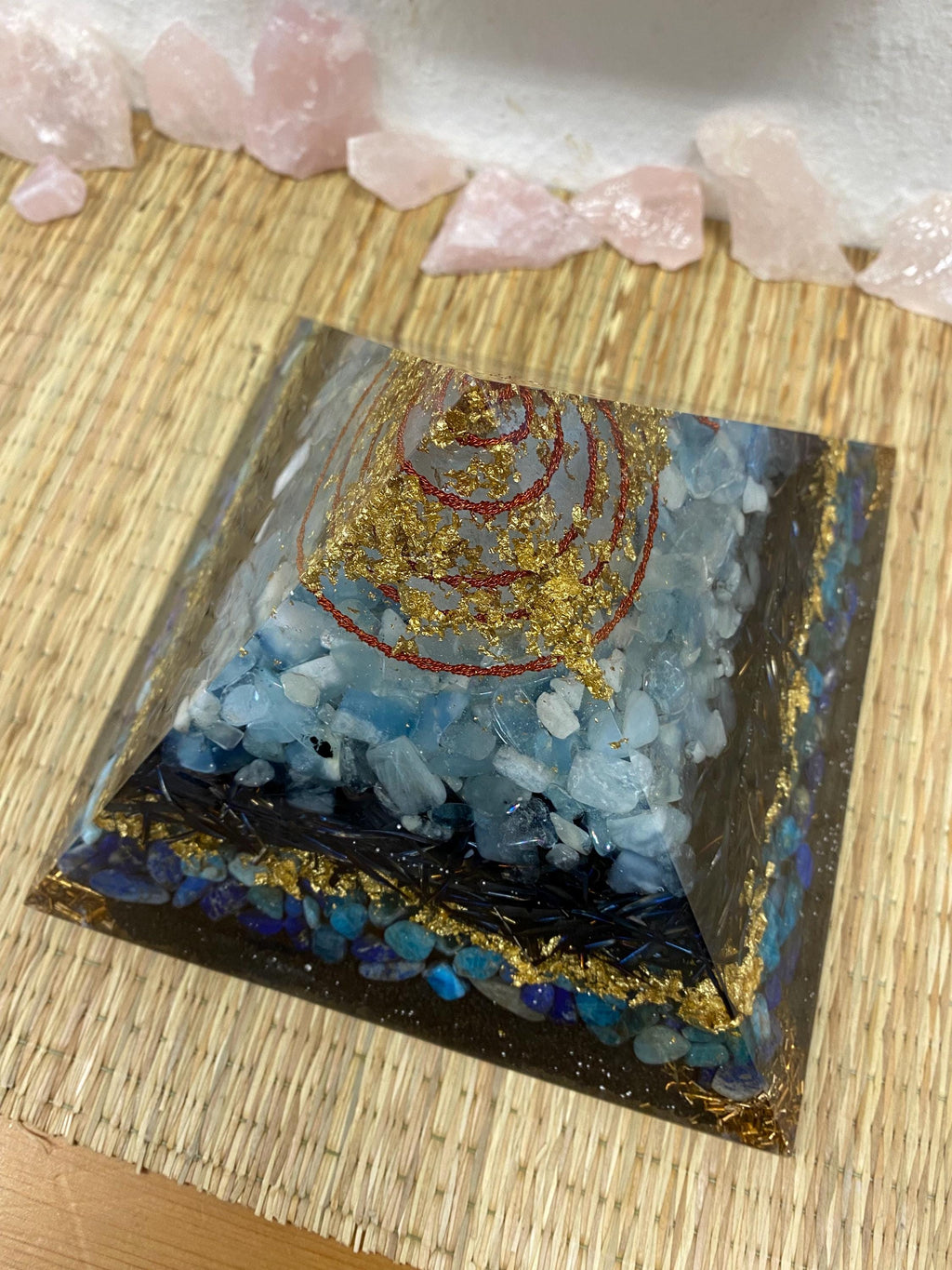 Mega Orgonit Pyramide 18 cm | Handgemacht mit Edelsteinen & Metall | Chakrapyramide für Energiearbeit und spirituelle Raumreinigung