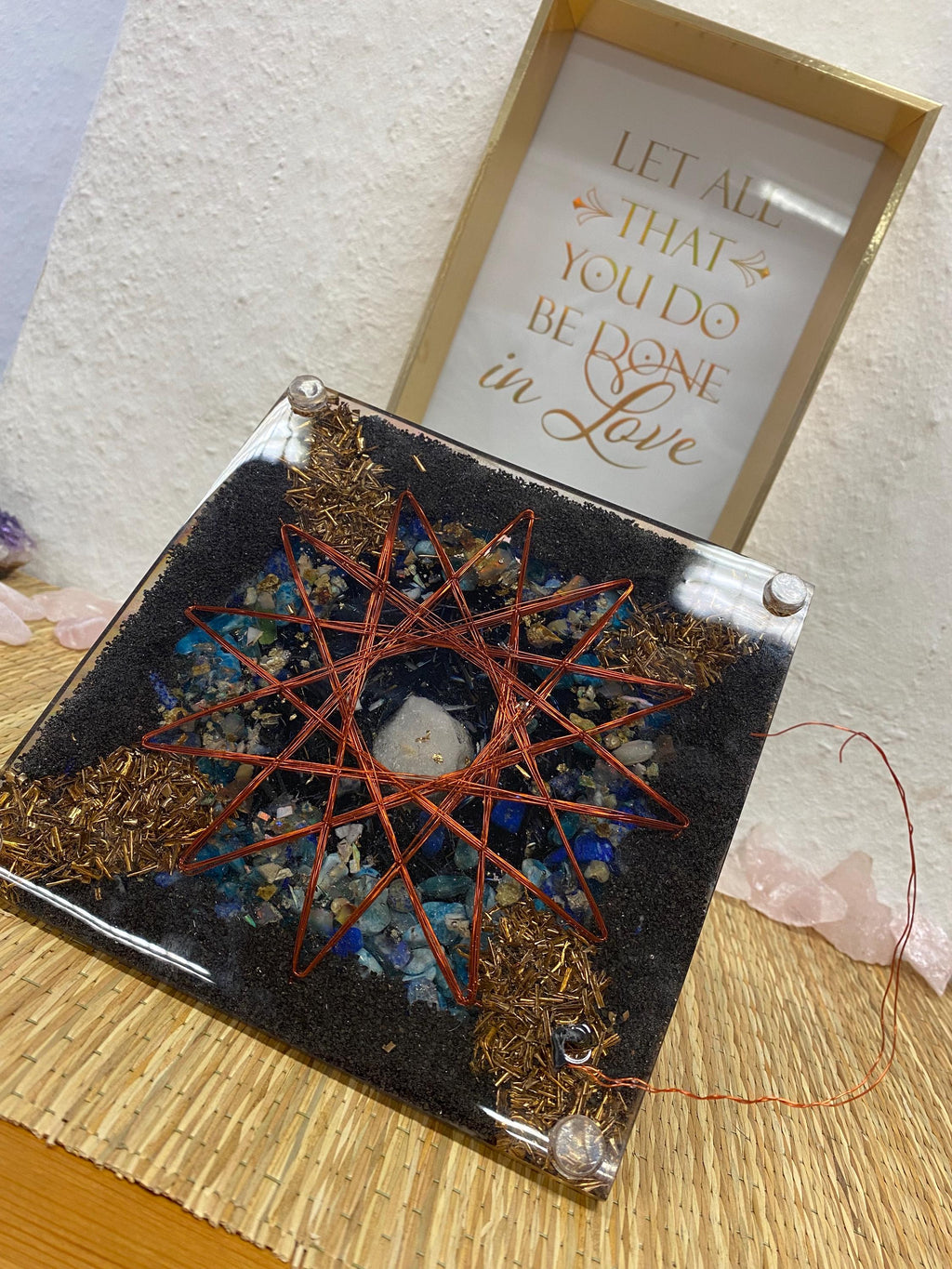 Mega Orgonit Pyramide 18 cm | Handgemacht mit Edelsteinen & Metall | Chakrapyramide für Energiearbeit und spirituelle Raumreinigung