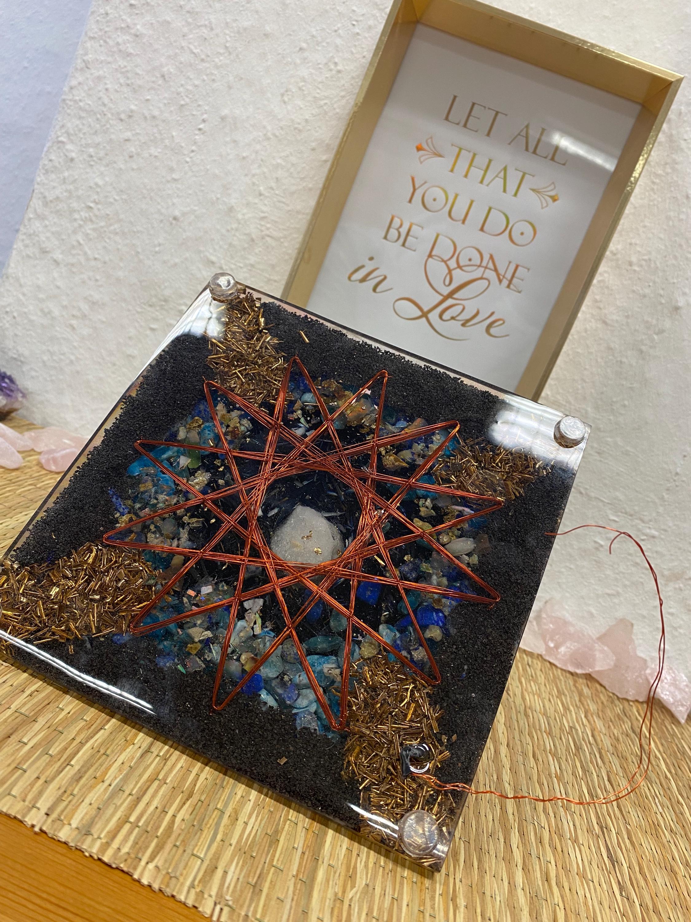 Mega Orgonit Pyramide 18 cm | Handgemacht mit Edelsteinen & Metall | Chakrapyramide für Energiearbeit und spirituelle Raumreinigung