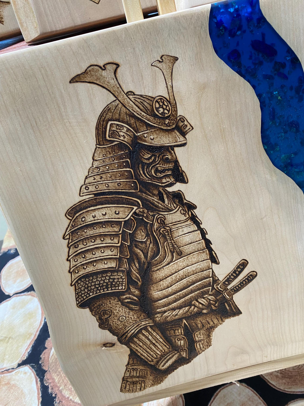 Samurai Brandmalerei von Hand gearbeitet mit Epoxidharz Komponenten (Ohne Laser verarbeitet) 44x34cm Wandgemälde Holzarbeit auf Ahorn