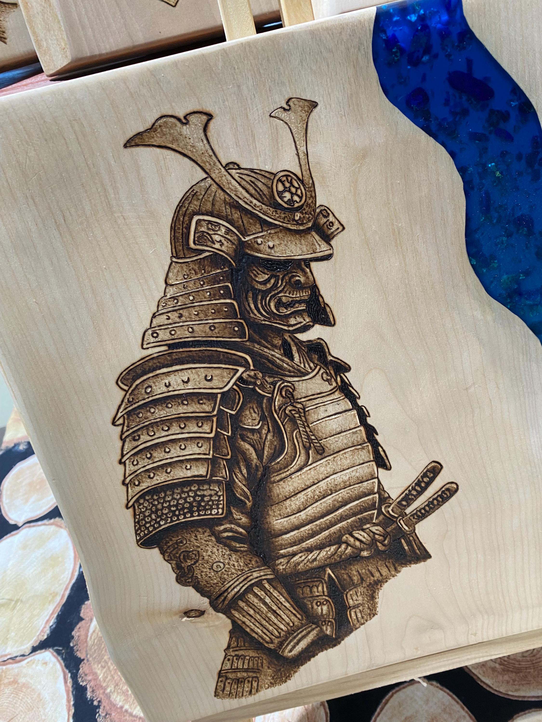 Samurai Brandmalerei von Hand gearbeitet mit Epoxidharz Komponenten (Ohne Laser verarbeitet) 44x34cm Wandgemälde Holzarbeit auf Ahorn