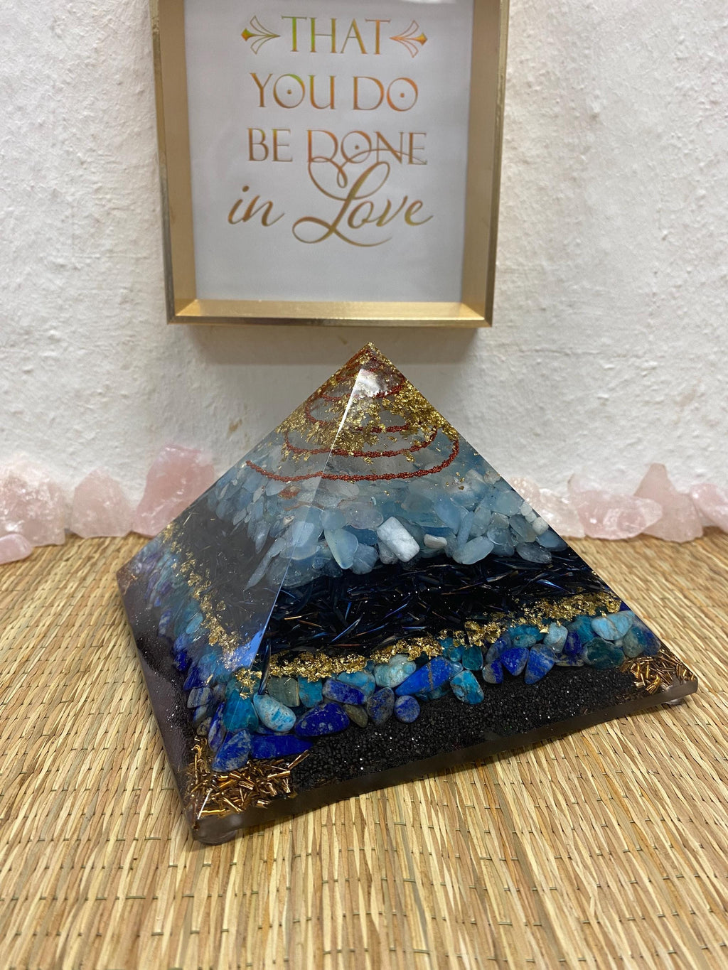 Mega Orgonit Pyramide 18 cm | Handgemacht mit Edelsteinen & Metall | Chakrapyramide für Energiearbeit und spirituelle Raumreinigung