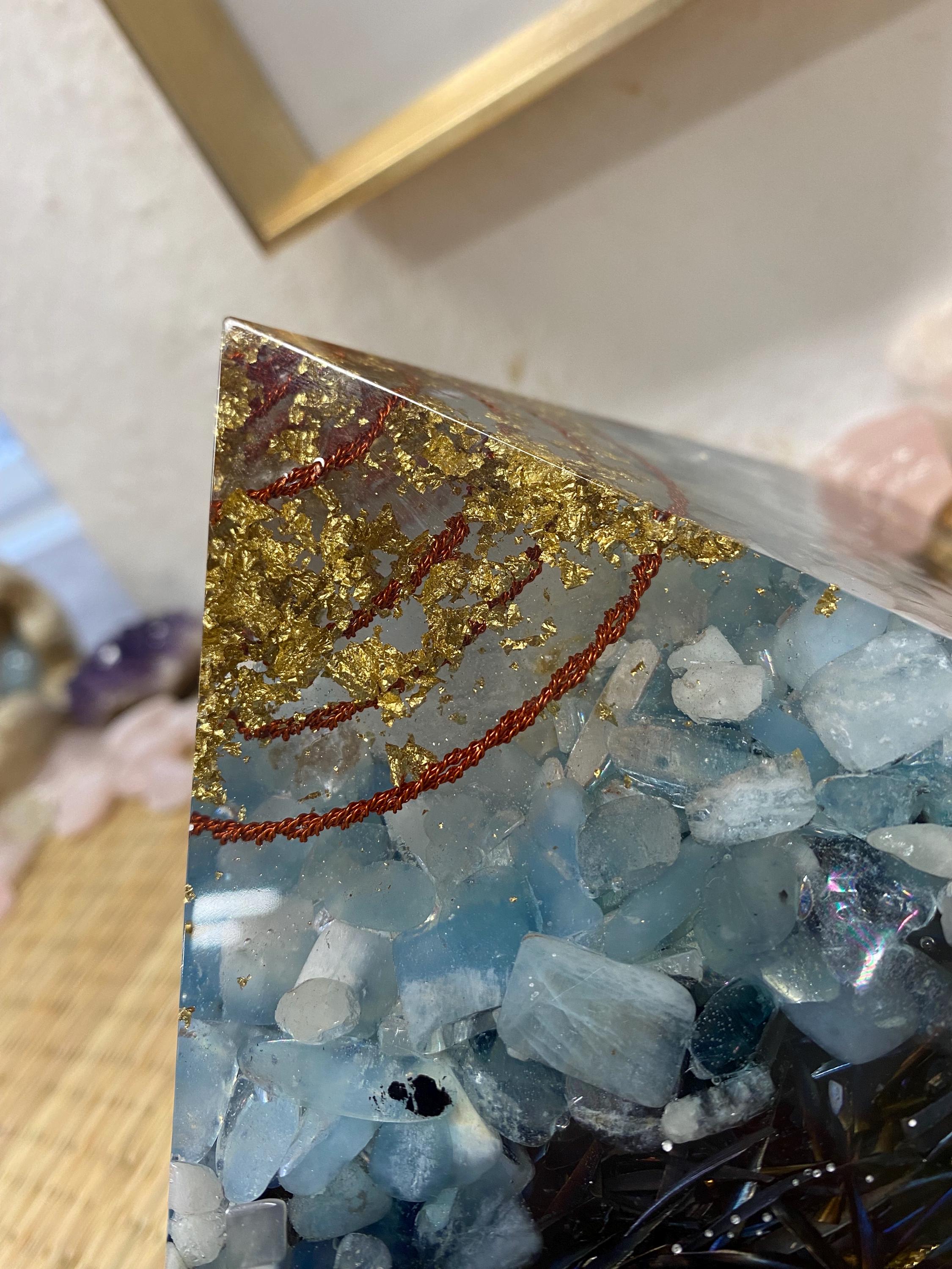 Mega Orgonit Pyramide 18 cm | Handgemacht mit Edelsteinen & Metall | Chakrapyramide für Energiearbeit und spirituelle Raumreinigung