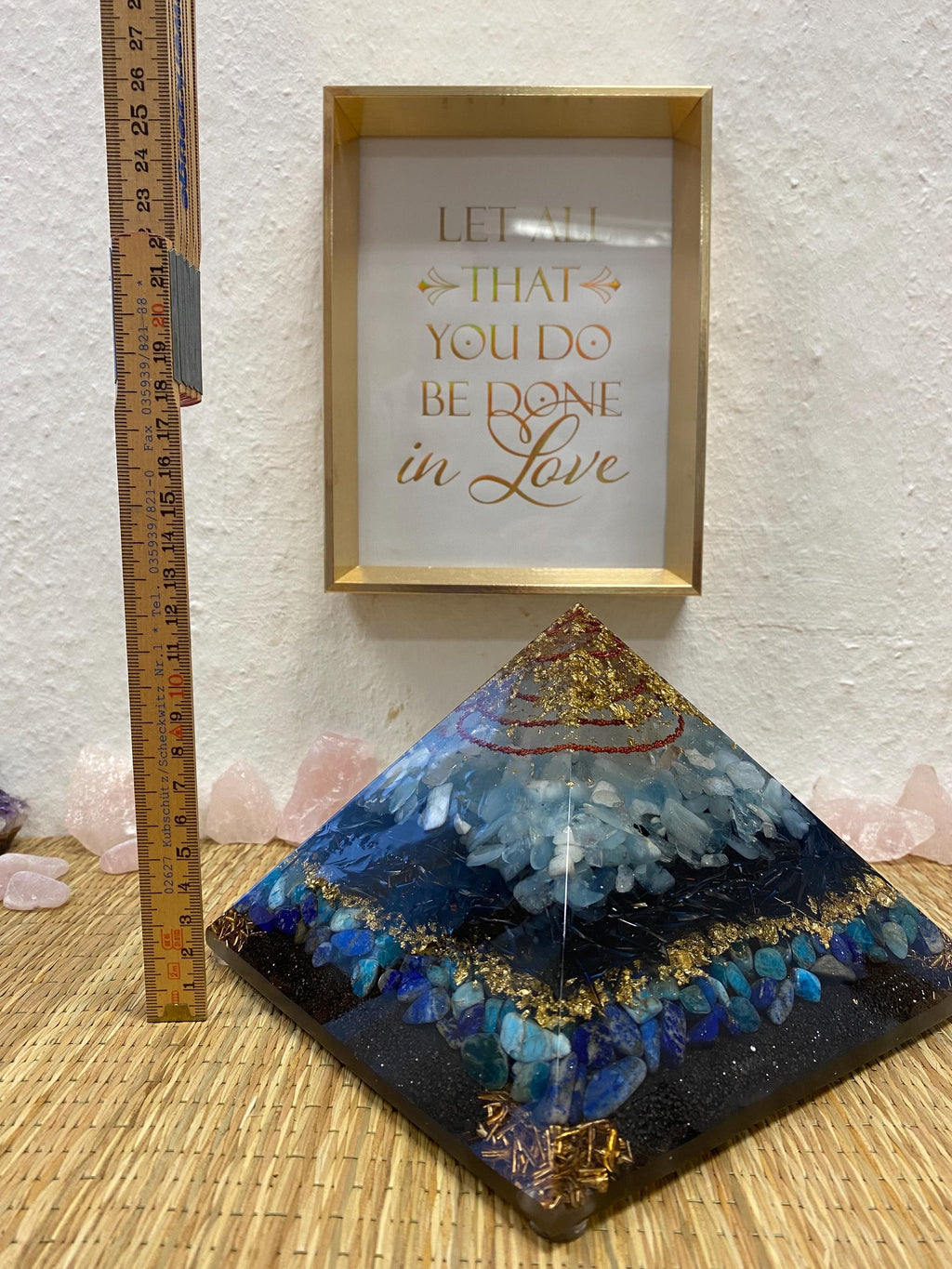 Mega Orgonit Pyramide 18 cm | Handgemacht mit Edelsteinen & Metall | Chakrapyramide für Energiearbeit und spirituelle Raumreinigung