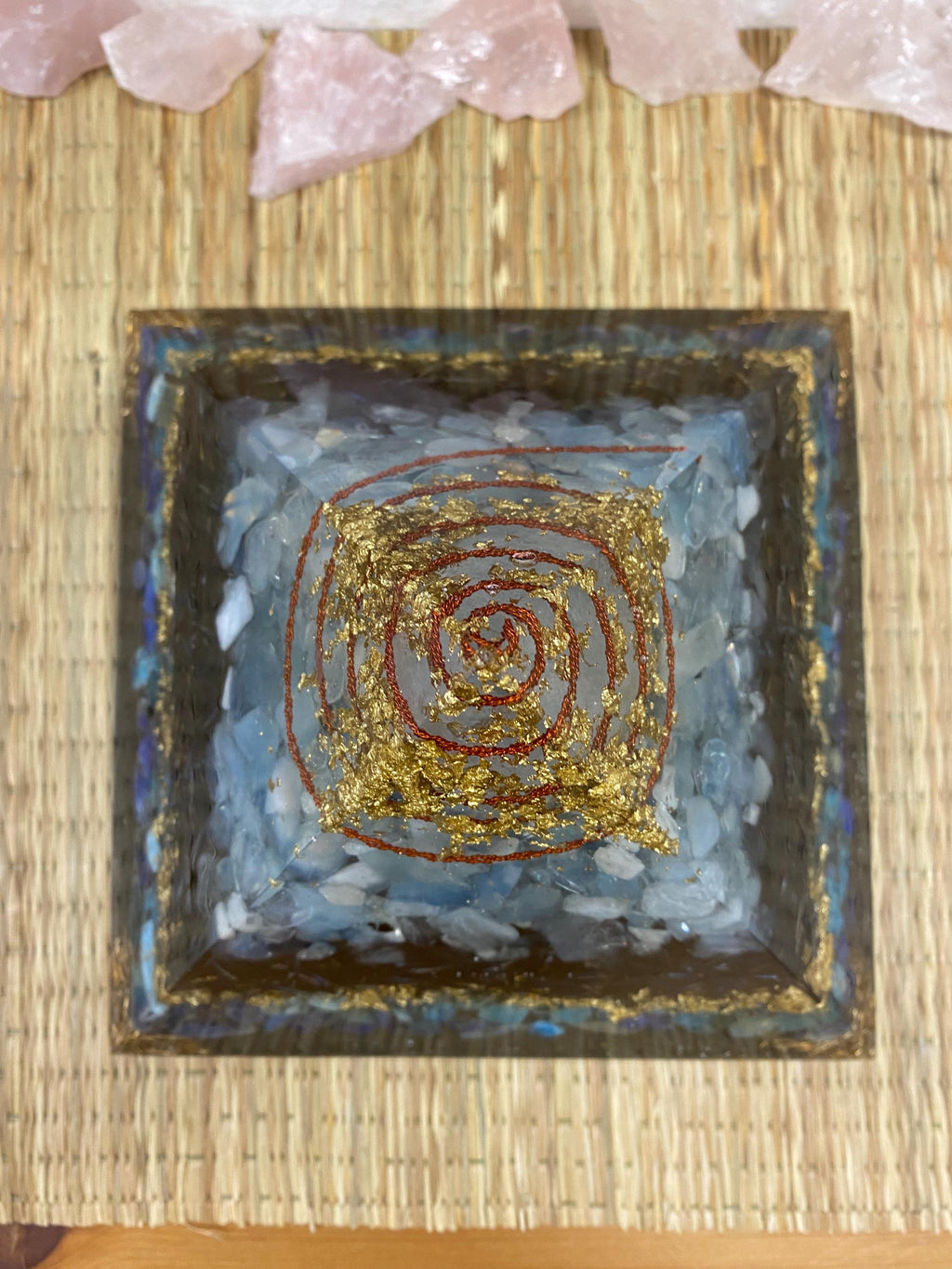 Mega Orgonit Pyramide 18 cm | Handgemacht mit Edelsteinen & Metall | Chakrapyramide für Energiearbeit und spirituelle Raumreinigung
