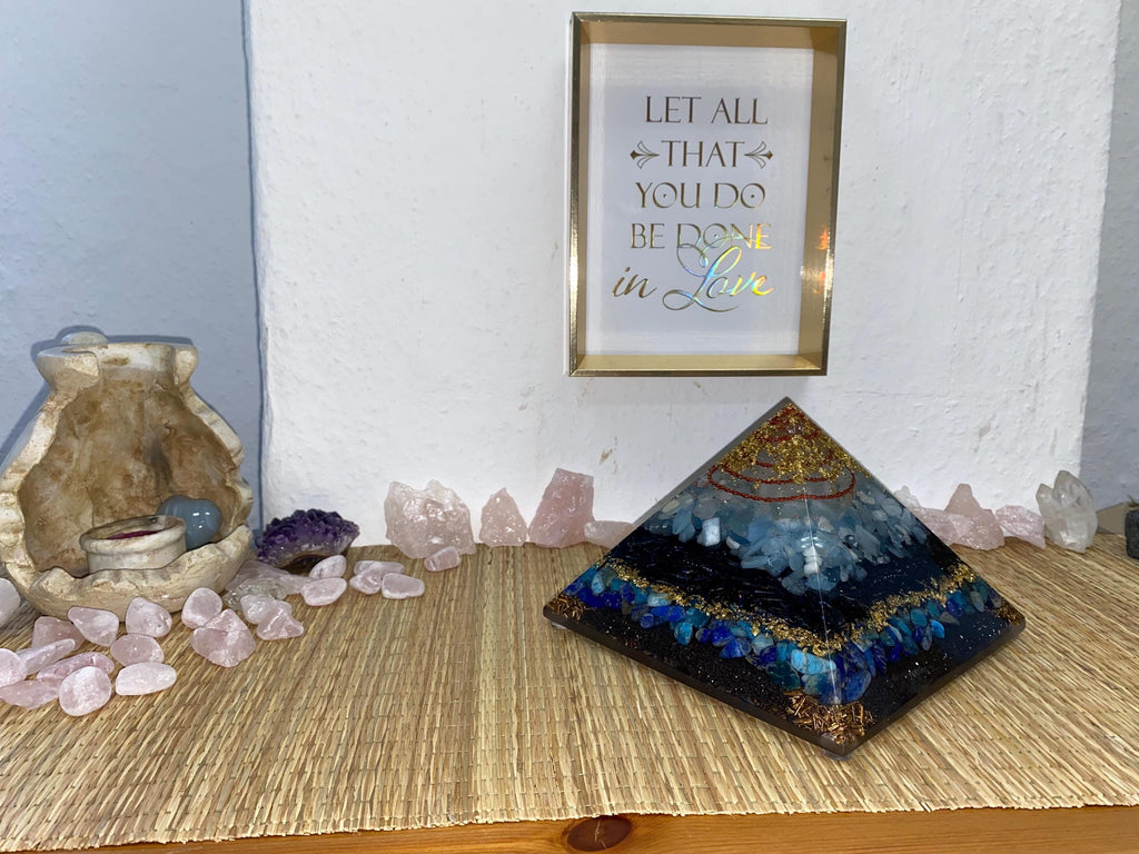 Mega Orgonit Pyramide 18 cm | Handgemacht mit Edelsteinen & Metall | Chakrapyramide für Energiearbeit und spirituelle Raumreinigung