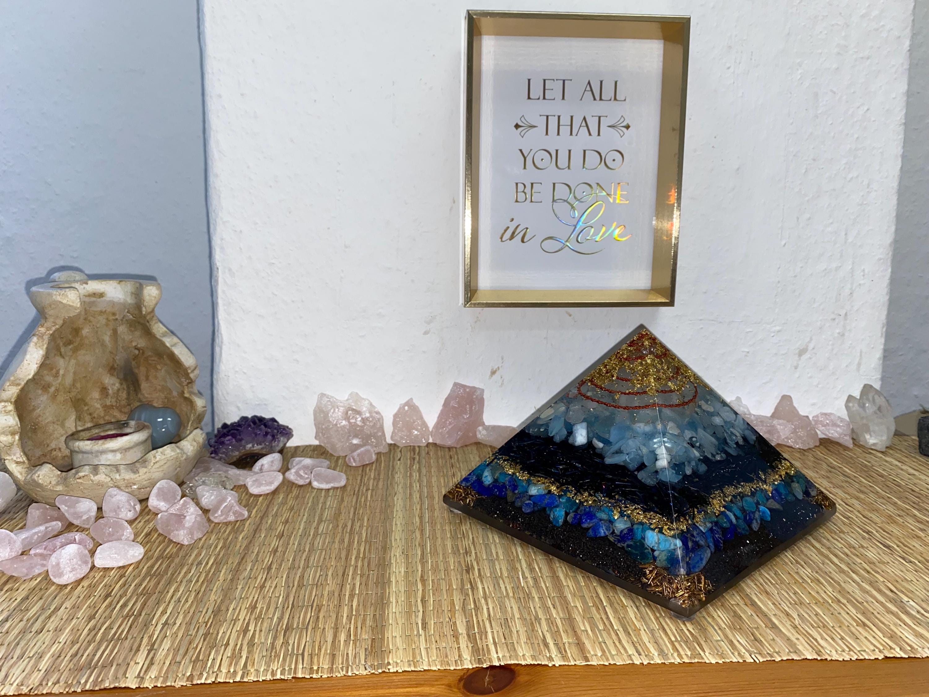 Mega Orgonit Pyramide 18 cm | Handgemacht mit Edelsteinen & Metall | Chakrapyramide für Energiearbeit und spirituelle Raumreinigung