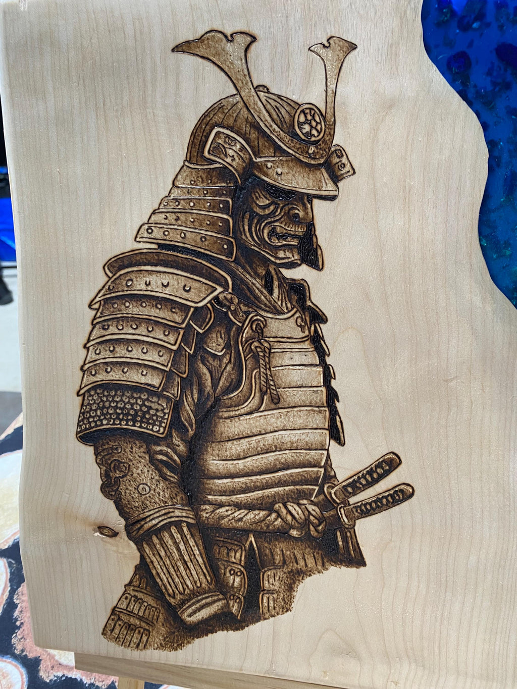 Samurai Brandmalerei von Hand gearbeitet mit Epoxidharz Komponenten (Ohne Laser verarbeitet) 44x34cm Wandgemälde Holzarbeit auf Ahorn