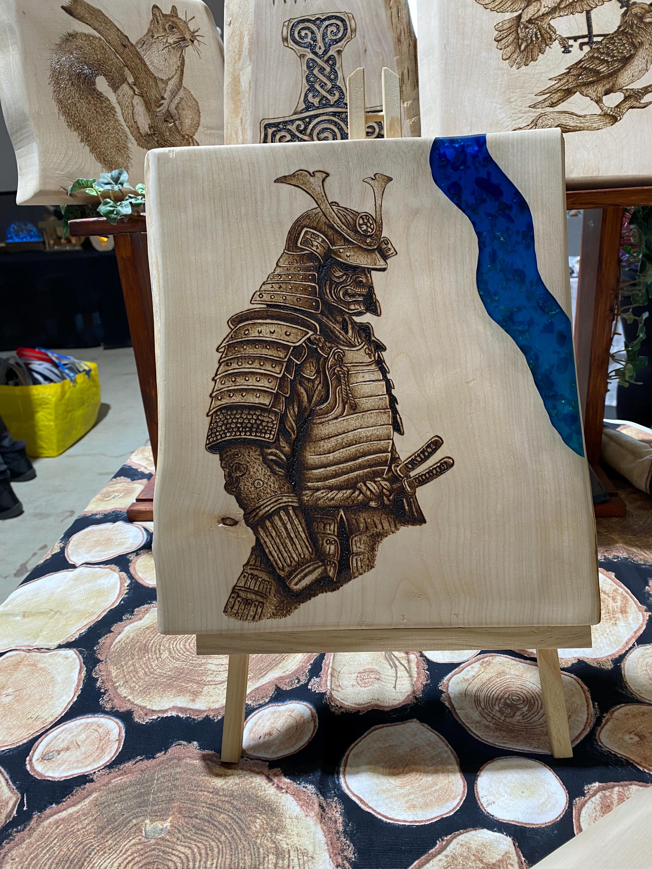 Samurai Brandmalerei von Hand gearbeitet mit Epoxidharz Komponenten (Ohne Laser verarbeitet) 44x34cm Wandgemälde Holzarbeit auf Ahorn