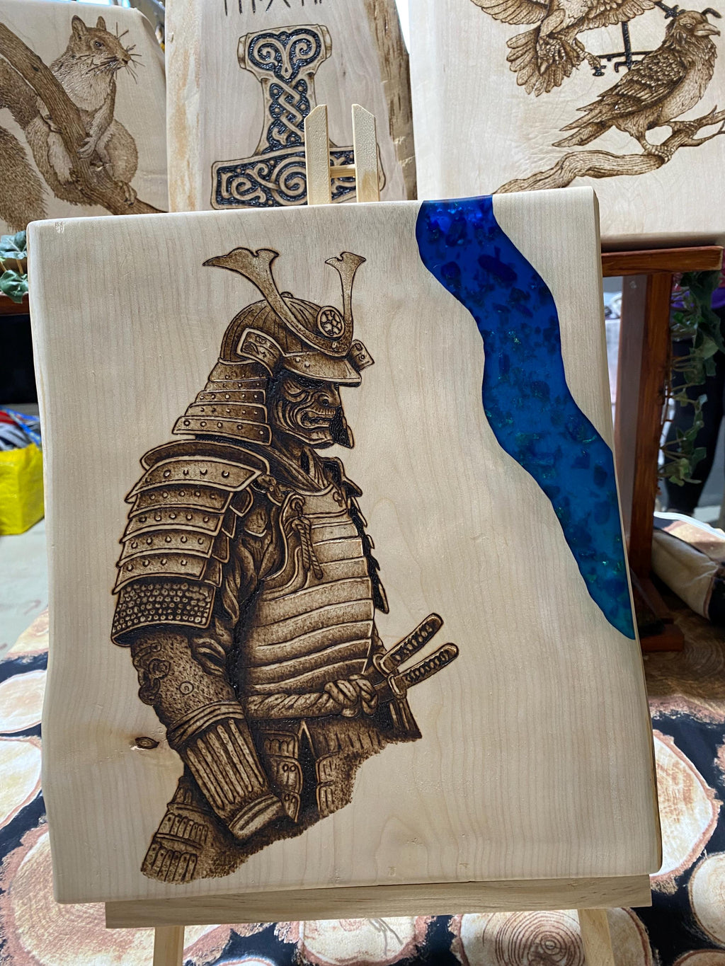 Samurai Brandmalerei von Hand gearbeitet mit Epoxidharz Komponenten (Ohne Laser verarbeitet) 44x34cm Wandgemälde Holzarbeit auf Ahorn