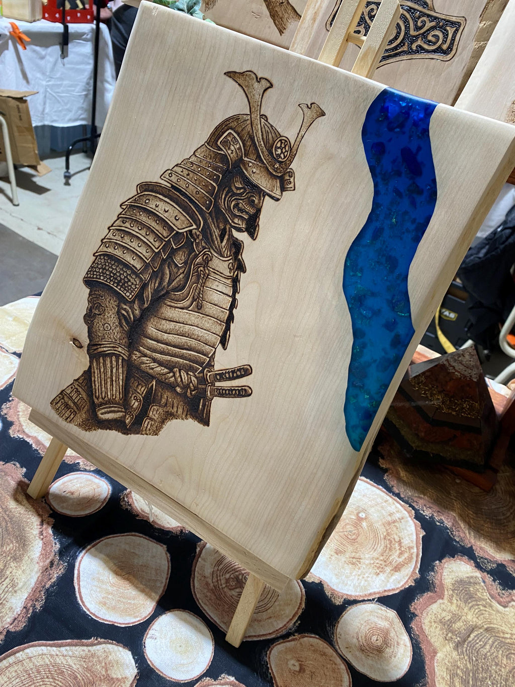 Samurai Brandmalerei von Hand gearbeitet mit Epoxidharz Komponenten (Ohne Laser verarbeitet) 44x34cm Wandgemälde Holzarbeit auf Ahorn