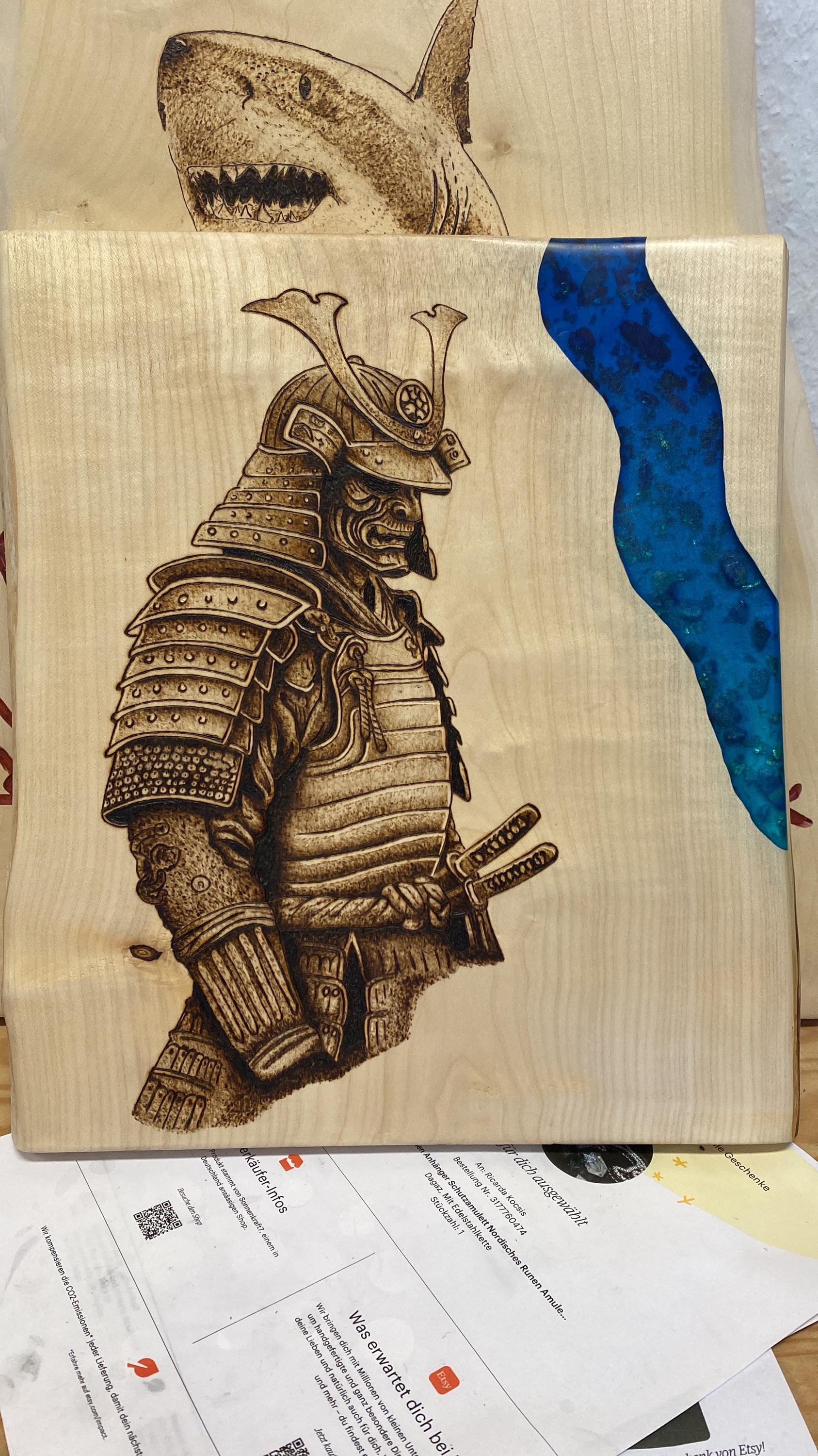 Samurai Brandmalerei von Hand gearbeitet mit Epoxidharz Komponenten (Ohne Laser verarbeitet) 44x34cm Wandgemälde Holzarbeit auf Ahorn