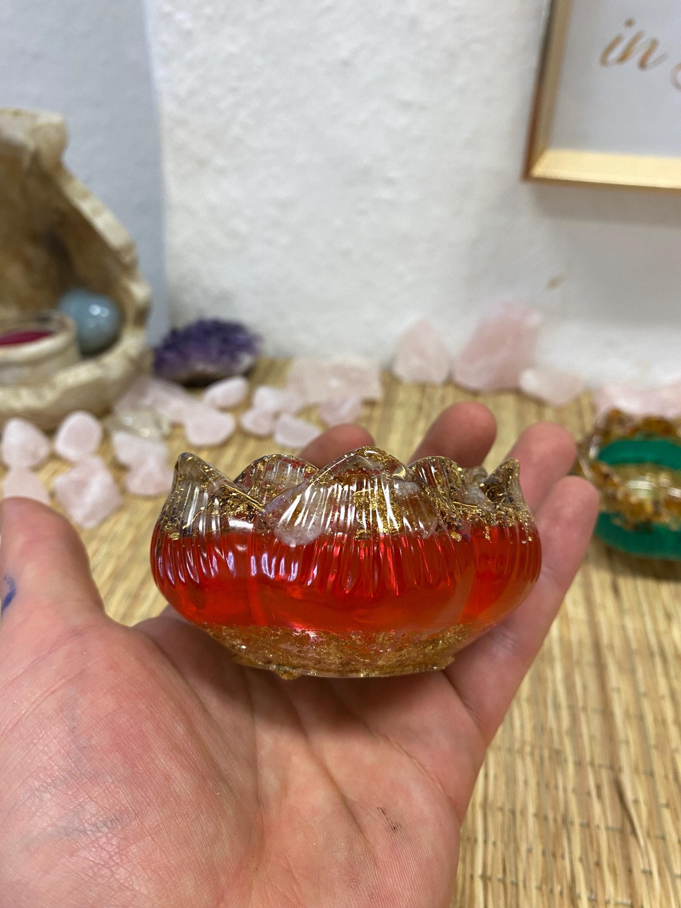 Kerzenhalter Lotusblume von Hand hergestellt aus Kunstharz Blattgold Bronze für die Weihnachtszeit