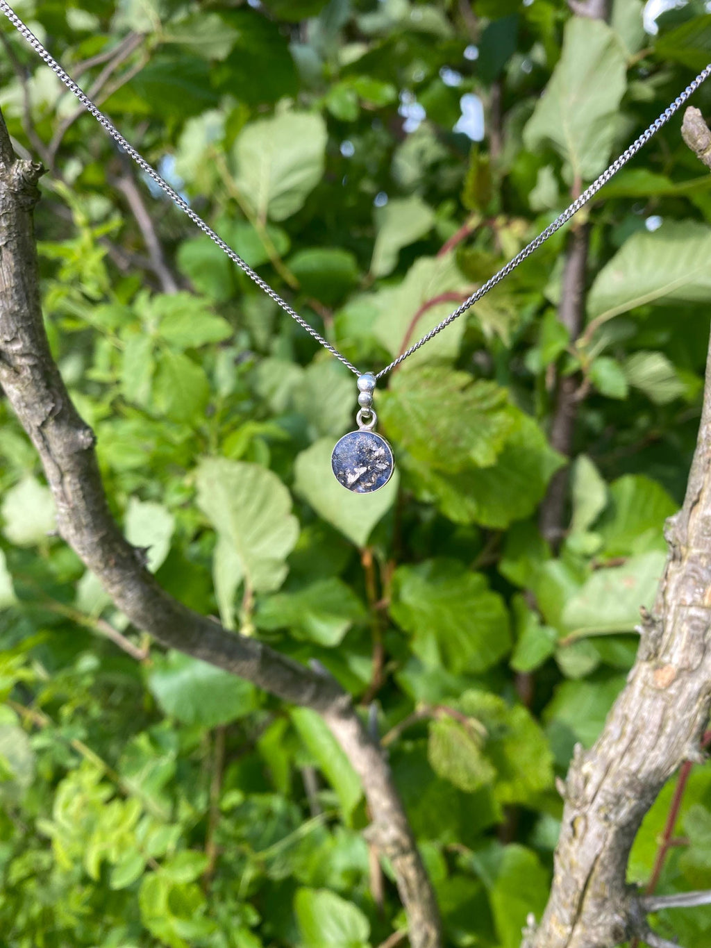 925 Sterling Silber Anhänger | Halskette aus echten Sodalith mit Bismuth | Von Hand gefertigt | 10mm